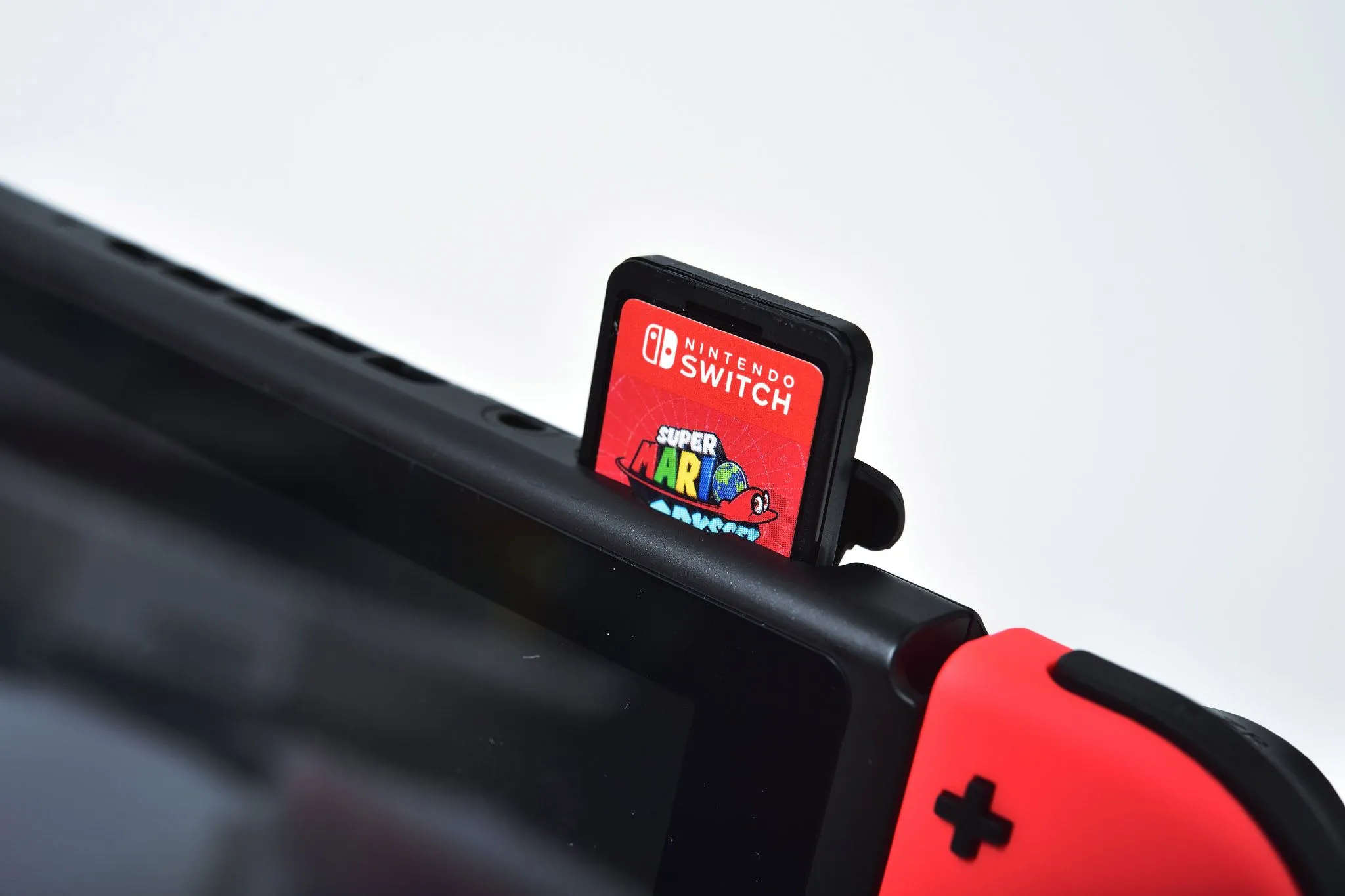 Máy chơi game Nintendo Switch với thẻ game được lắp vào khe cắm