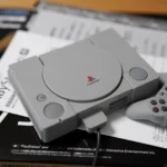 Máy chơi game Sony PlayStation 1 đời đầu, một biểu tượng của ngành công nghiệp game, gợi ý cho bộ xếp hình LEGO console game cổ điển.