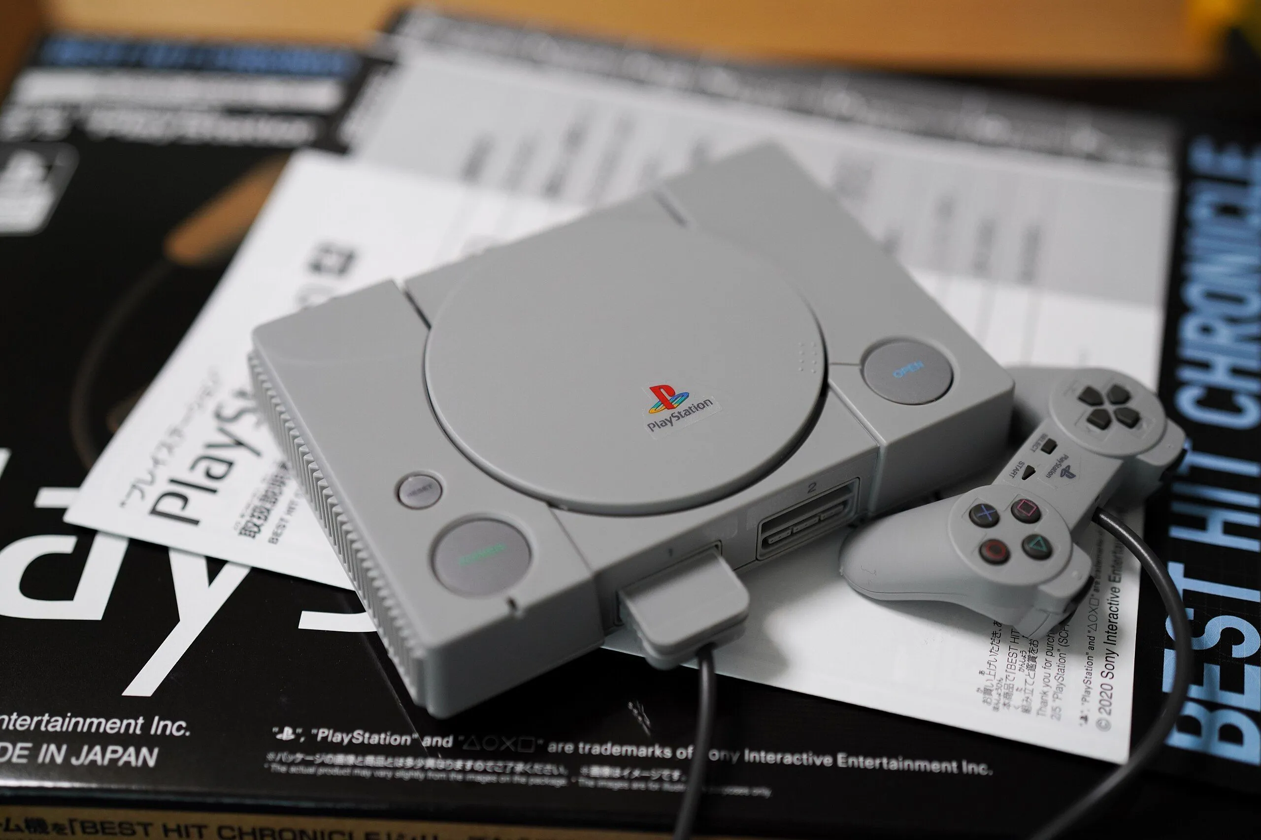 Máy chơi game Sony PlayStation 1 đời đầu, một biểu tượng của ngành công nghiệp game, gợi ý cho bộ xếp hình LEGO console game cổ điển.