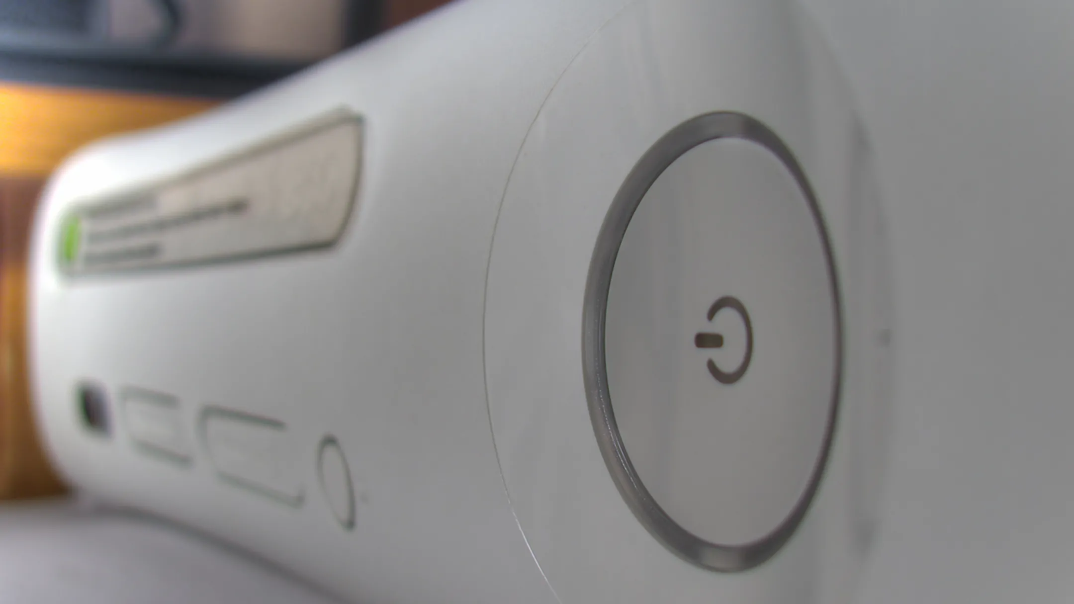 Máy chơi game Xbox 360 màu trắng, biểu tượng của cuộc chiến bảo mật console thời kỳ đầu