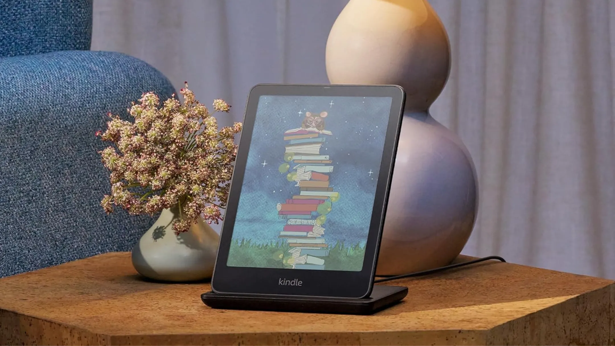 Máy đọc sách Amazon Kindle Colorsoft Signature Edition màu xanh lá cây trên bàn, màn hình màu hiển thị sách điện tử rực rỡ.