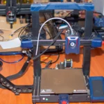 Máy in 3D Anycubic đặt trên bàn, minh họa cho sự dễ sử dụng và tính tiện lợi của các dòng máy in 3D hiện đại dành cho người mới bắt đầu.
