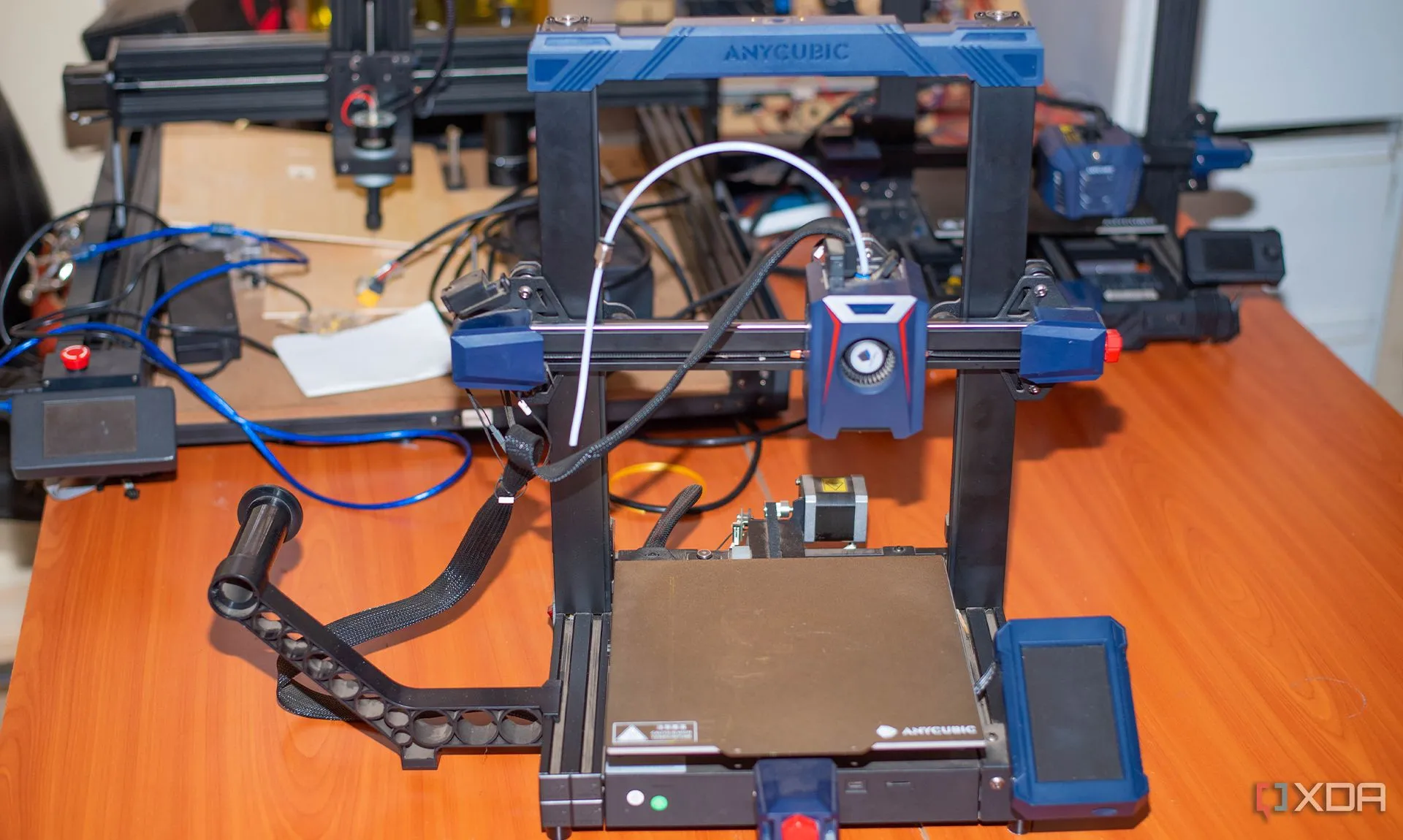 Máy in 3D Anycubic đặt trên bàn, minh họa cho sự dễ sử dụng và tính tiện lợi của các dòng máy in 3D hiện đại dành cho người mới bắt đầu.