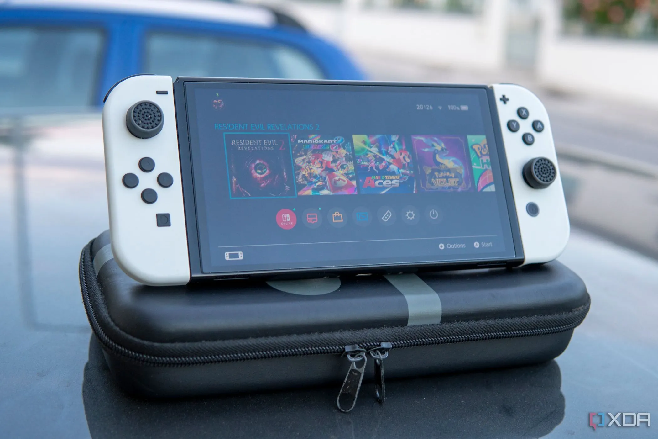Máy Nintendo Switch OLED đặt trên vỏ đựng bảo vệ, minh họa sự kết hợp giữa vỏ cứng và lớp lót mềm bên trong.