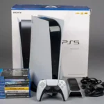 Máy PlayStation 5 cùng các đĩa game xếp chồng trên bàn, biểu tượng cho dịch vụ cho thuê console tại Nhật Bản