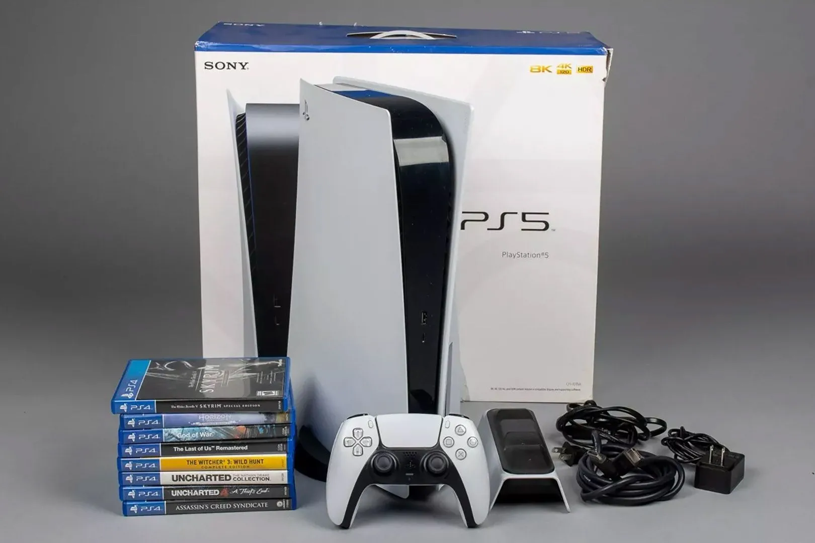 Máy PlayStation 5 cùng các đĩa game xếp chồng trên bàn, biểu tượng cho dịch vụ cho thuê console tại Nhật Bản