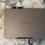 Máy tính du lịch với mini PC Khadas Mind và máy chiếu di động trên bàn làm việc