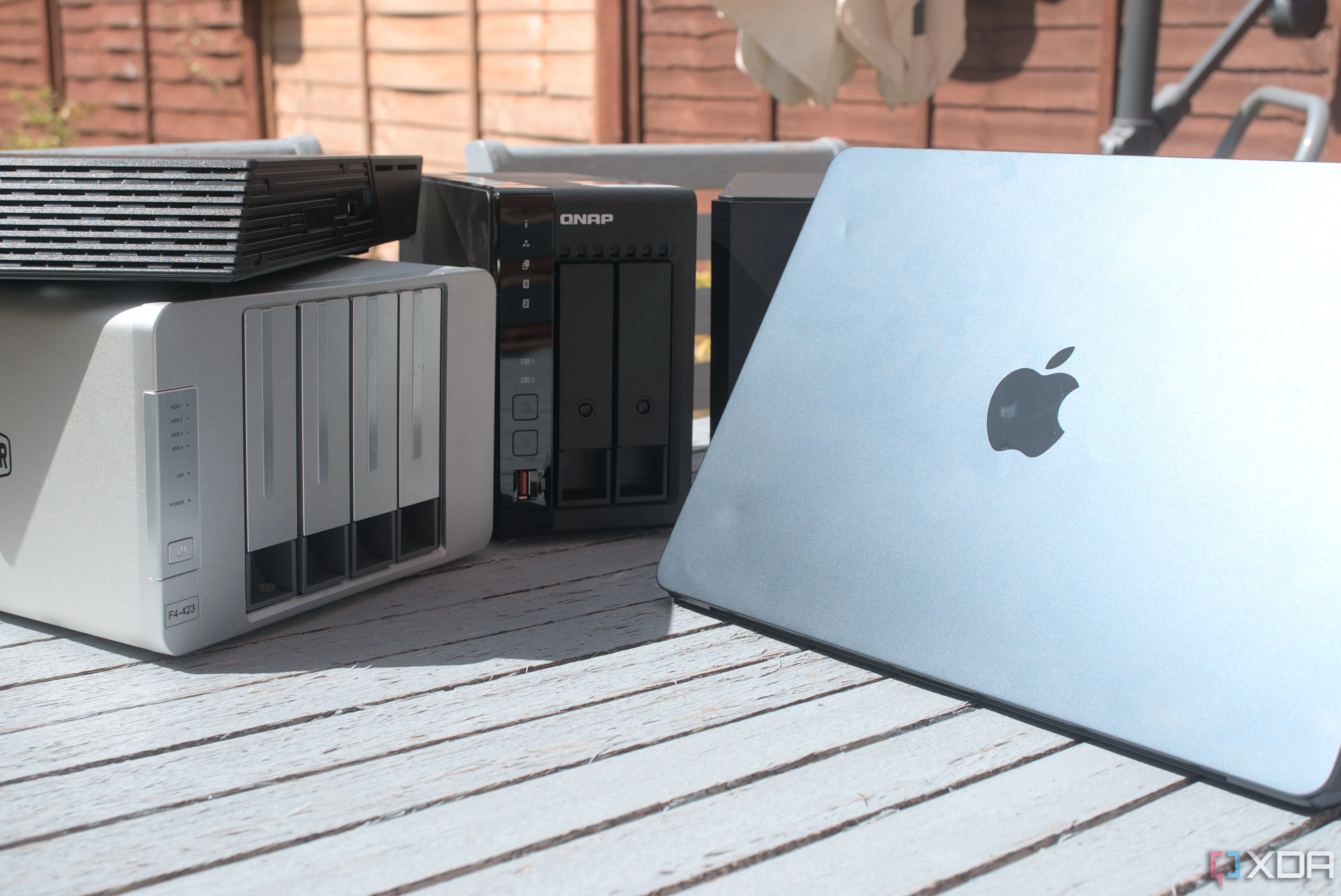 Máy tính MacBook Air kết nối với NAS để sao lưu dữ liệu