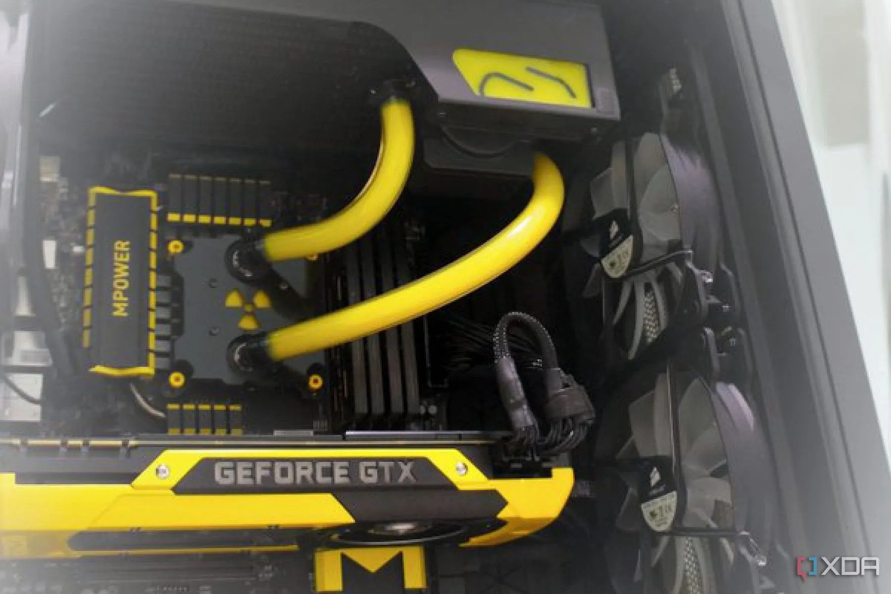 Máy tính PC gaming tự build hoàn chỉnh với tản nhiệt nước AIO và tông màu vàng đen nổi bật