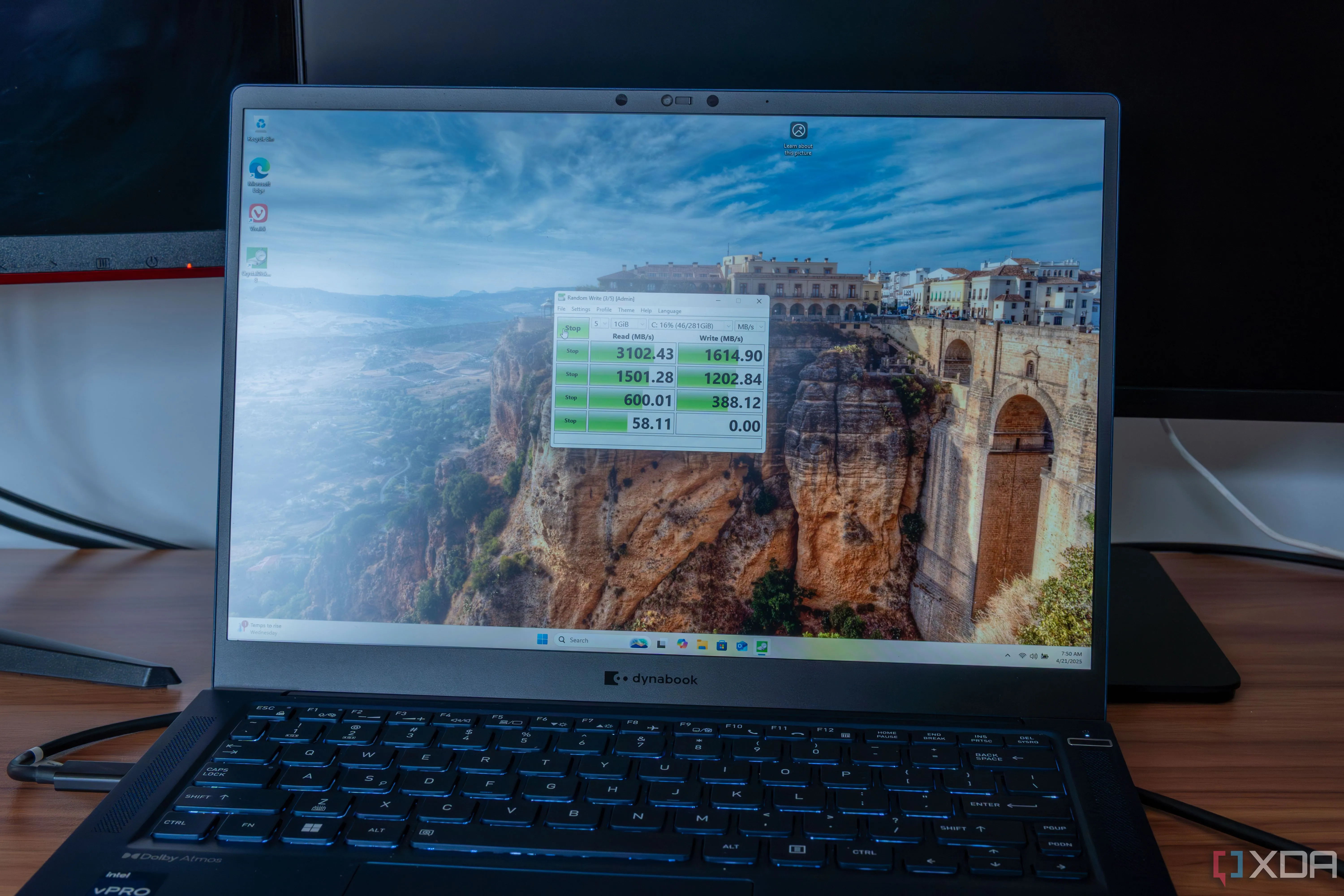 Máy tính xách tay chạy Windows 11 thực hiện bài kiểm tra hiệu suất ổ đĩa bằng CrystalDiskMark trên phân vùng ReFS.