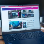Máy tính xách tay chạy Windows 11 với công cụ chọn màu mới của Snipping Tool