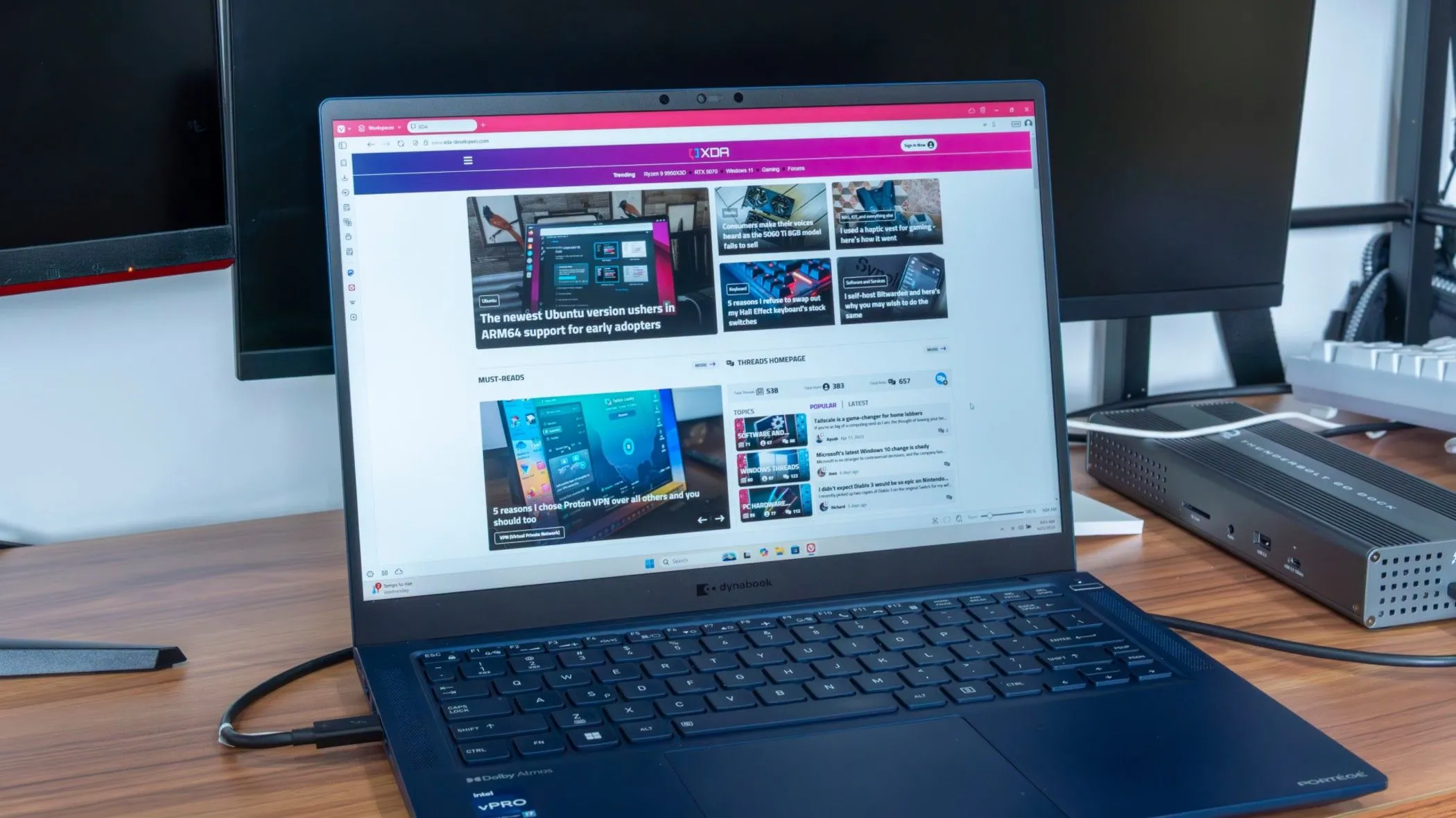 Máy tính xách tay chạy Windows 11 với công cụ chọn màu mới của Snipping Tool