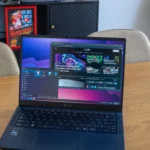 Máy tính xách tay hiển thị trang web XDA, minh họa sự phát triển của hệ điều hành Linux và giao thức Wayland