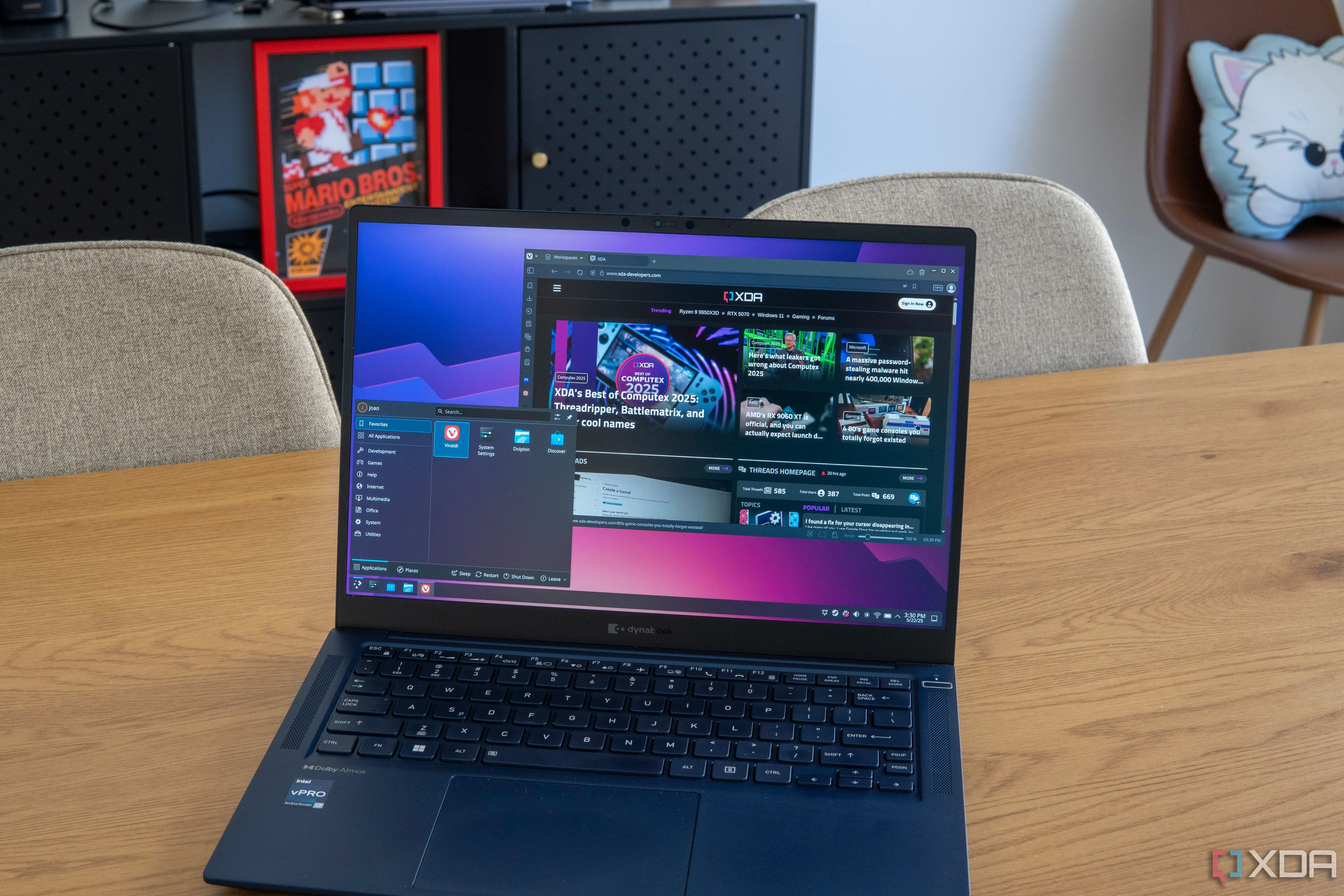 Máy tính xách tay hiển thị trang web XDA, minh họa sự phát triển của hệ điều hành Linux và giao thức Wayland