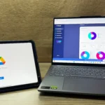 Máy tính xách tay và iPad hiển thị Google Drive cùng công cụ sắp xếp ổ đĩa