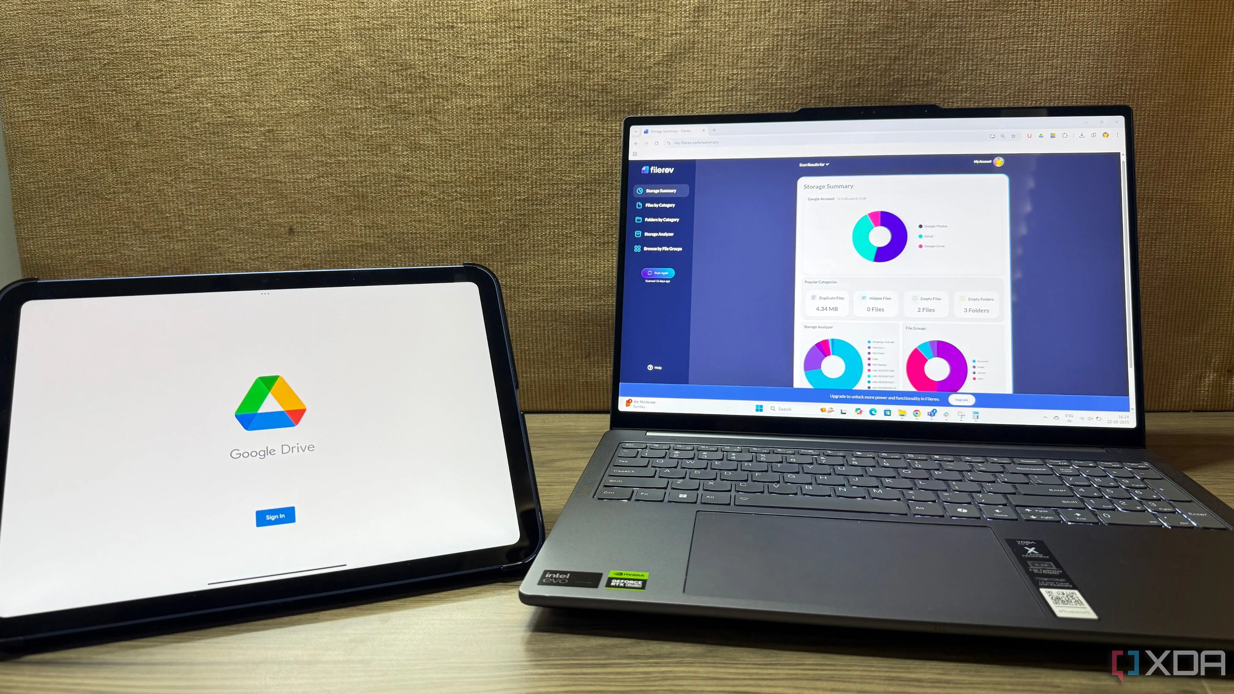 Máy tính xách tay và iPad hiển thị Google Drive cùng công cụ sắp xếp ổ đĩa