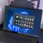 Máy tính xách tay Windows 11 đang tìm kiếm trên thanh tác vụ