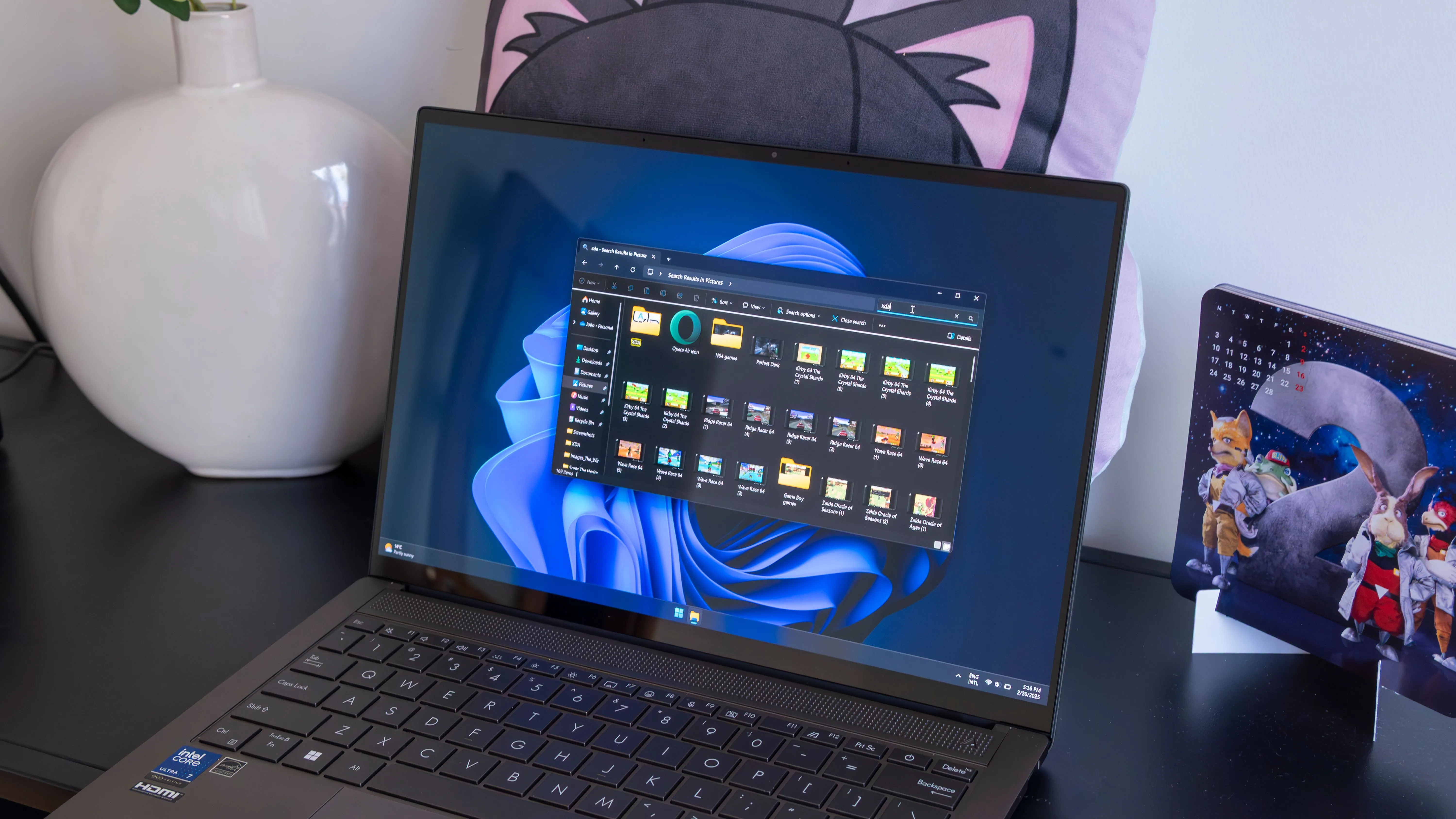 Máy tính xách tay Windows 11 đang tìm kiếm trên thanh tác vụ