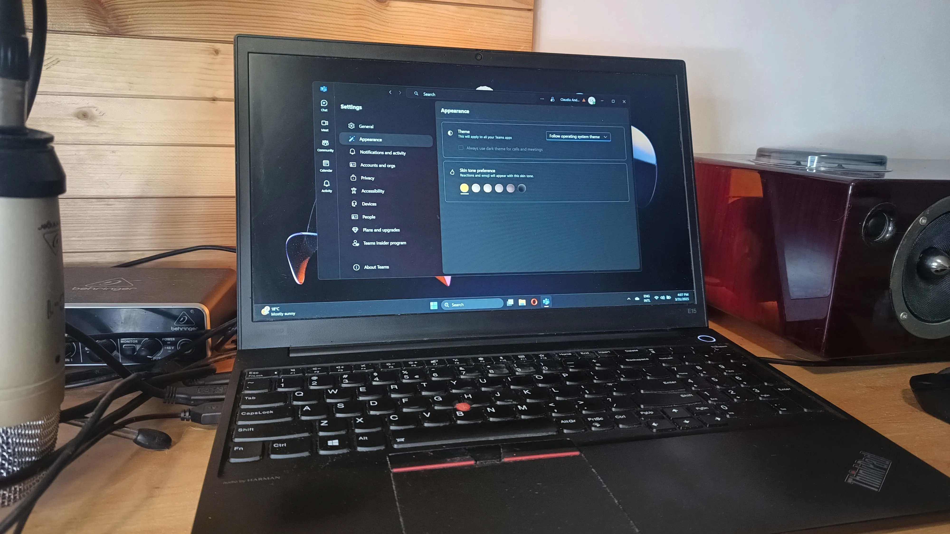 Máy tính xách tay Windows 11 minh họa giao diện cài đặt Classic Teams trước khi thay đổi tính năng mở tệp