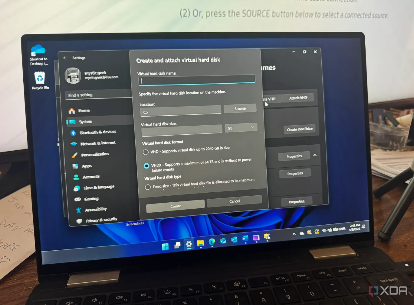 Máy tính xách tay Windows 11 minh họa khả năng bảo mật nâng cao của phiên bản 24H2