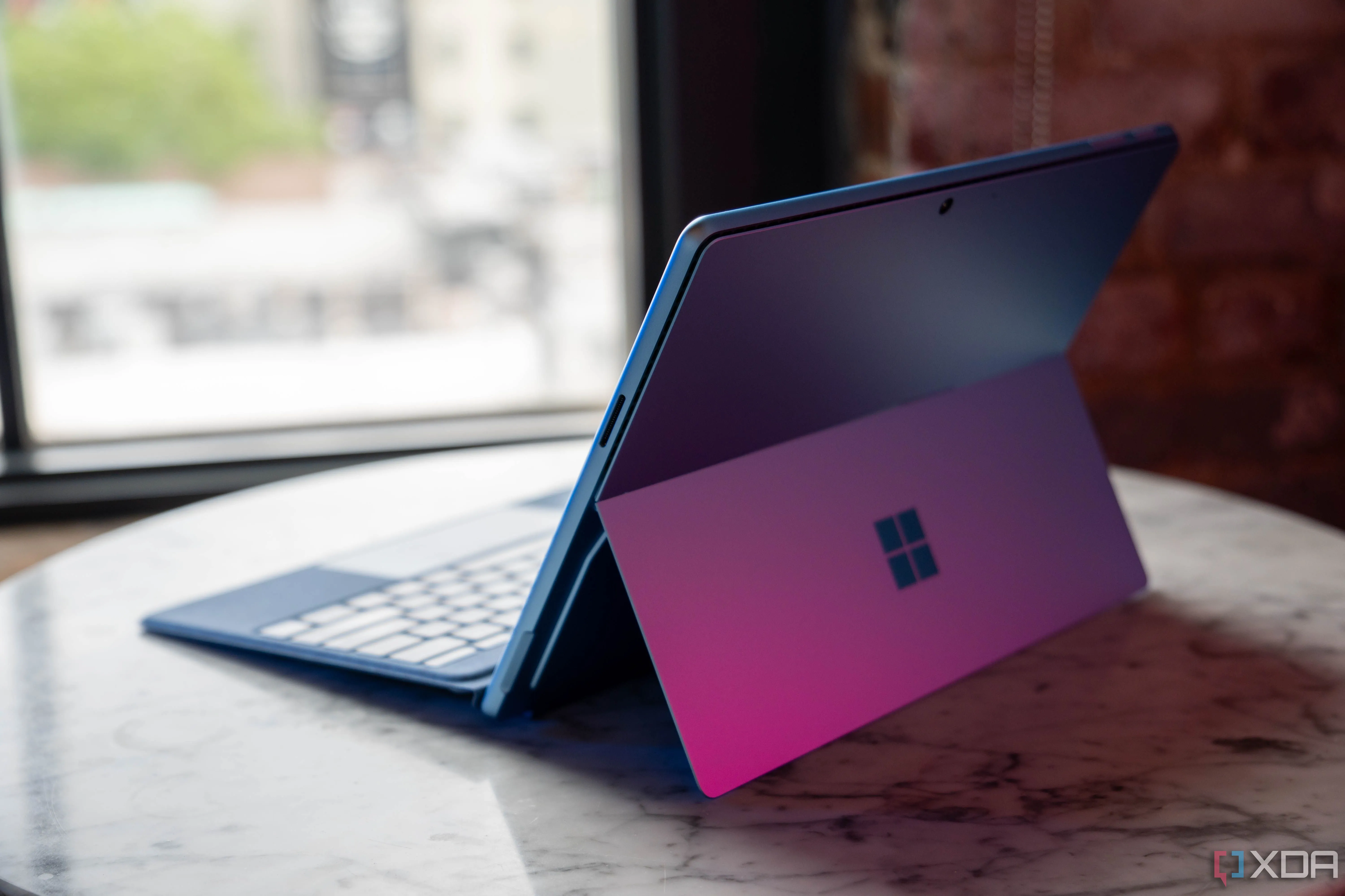 Microsoft Surface Pro 11 cùng bàn phím Flex và bút, nhấn mạnh các phụ kiện cần thiết ngoài bộ sạc.