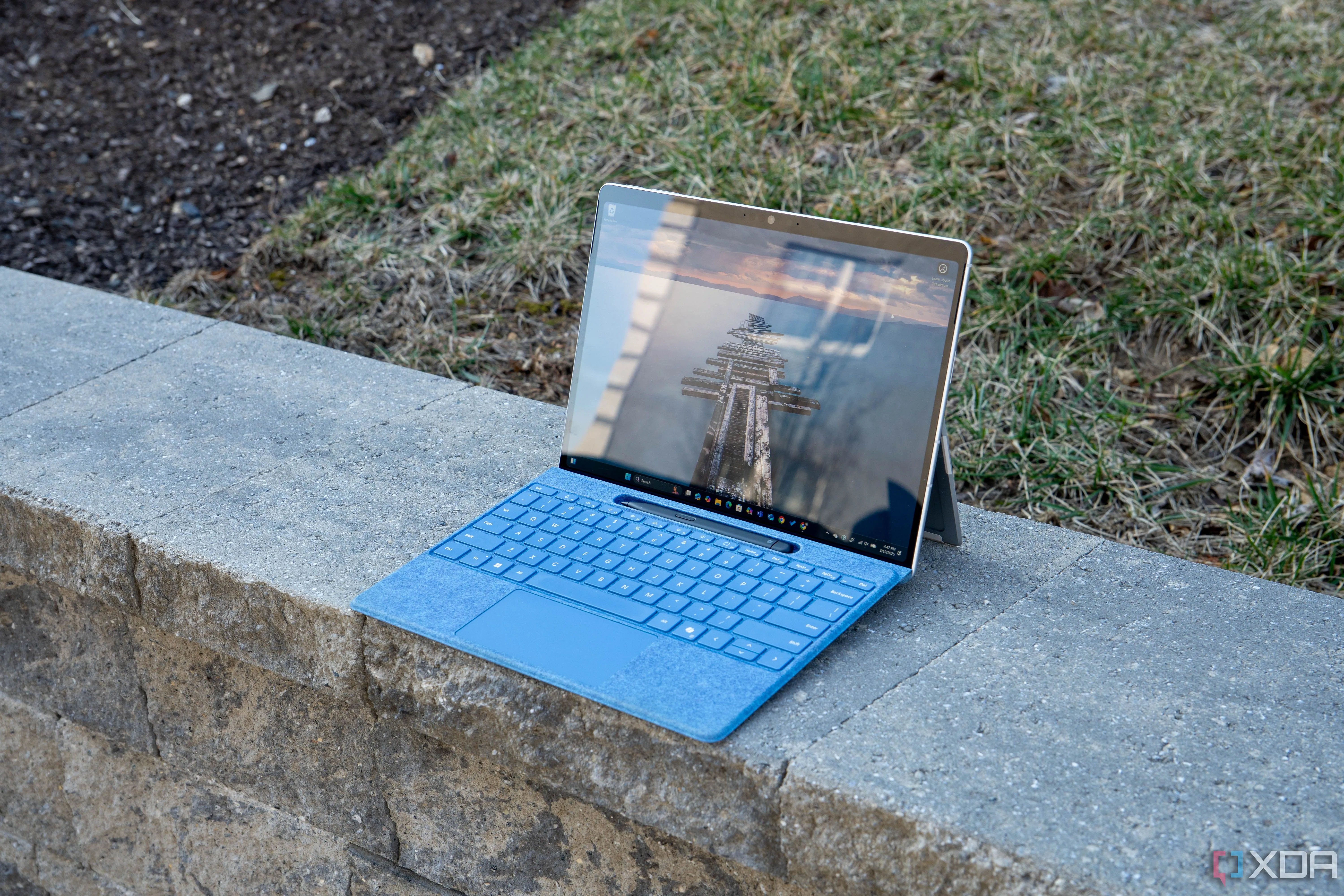 Microsoft Surface Pro 11 được đặt dọc, hiển thị màn hình OLED sống động với giao diện Windows 11 và biểu tượng Copilot+ AI