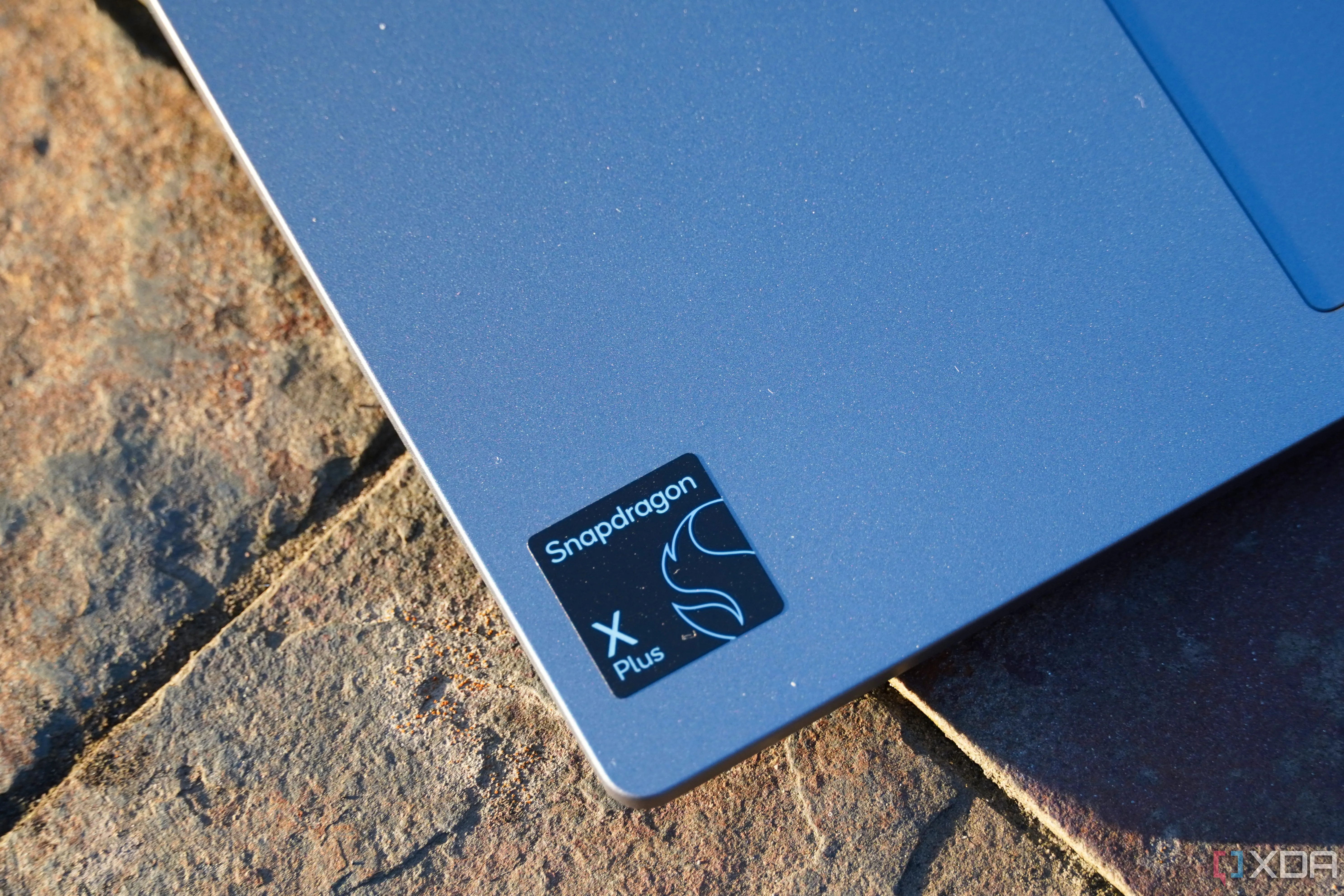 Miếng dán Qualcomm Snapdragon X trên laptop Lenovo ThinkBook G7, minh họa khả năng tương thích với Windows trên ARM của Fences 6.