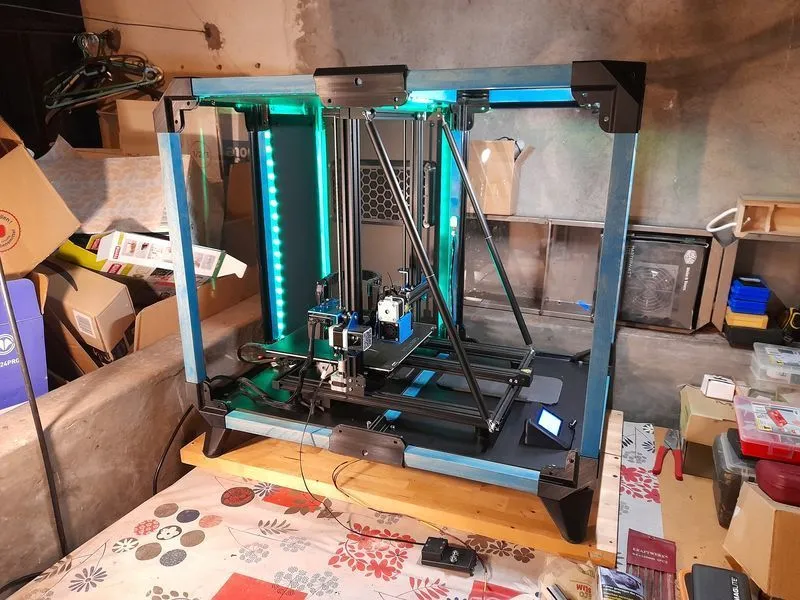Mô hình buồng máy in 3D được thiết kế tối ưu, minh họa môi trường hoạt động của hệ thống giám sát in 3D như PrintGuard.