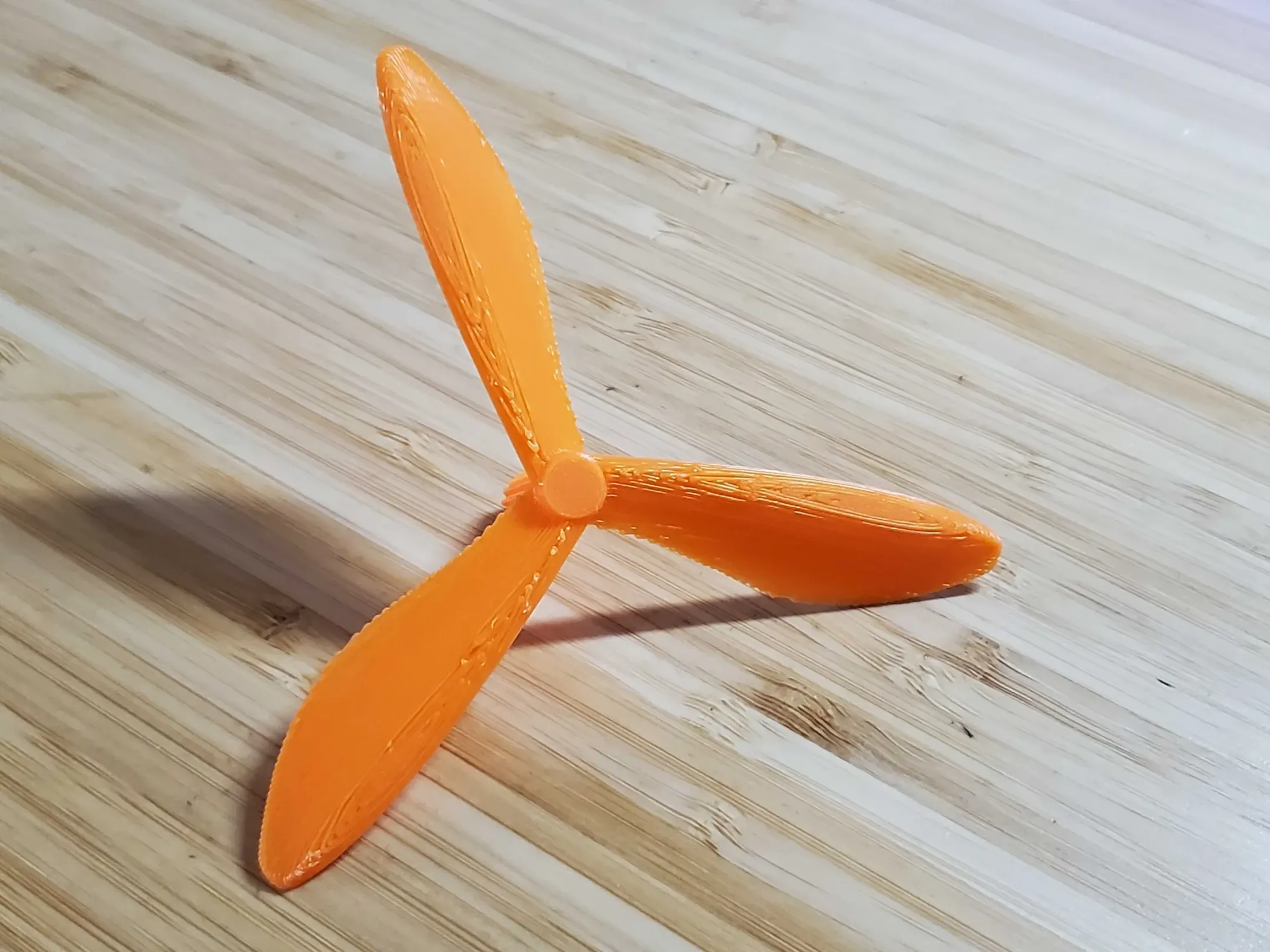 Mô hình đồ chơi cánh quạt bay đơn giản được in 3D, dễ dàng phóng lên cao.