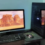 Một bộ PC gaming được thiết lập trên bàn làm việc