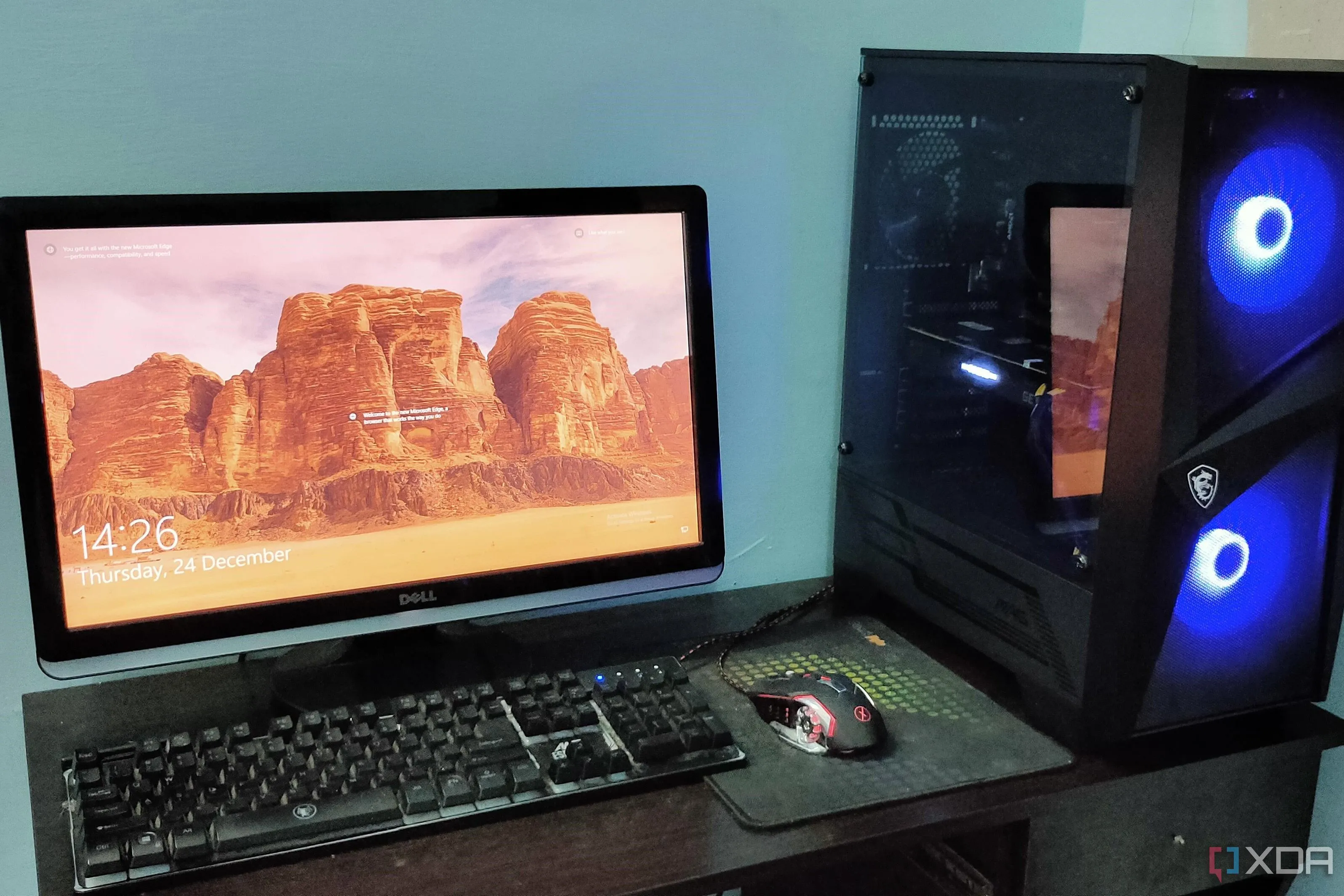 Một bộ PC gaming được thiết lập trên bàn làm việc