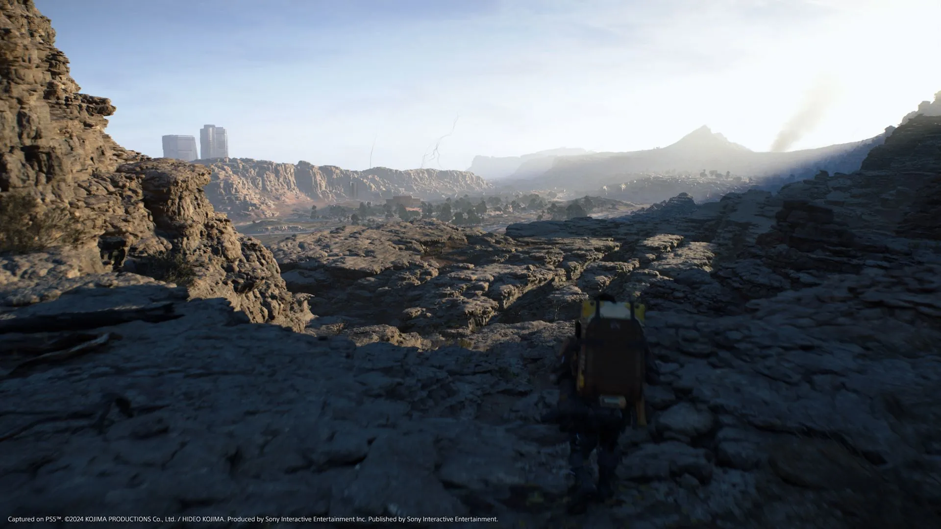 Một cảnh quay cận cảnh nhân vật Fragile trong Death Stranding 2, với thiết kế chi tiết.
