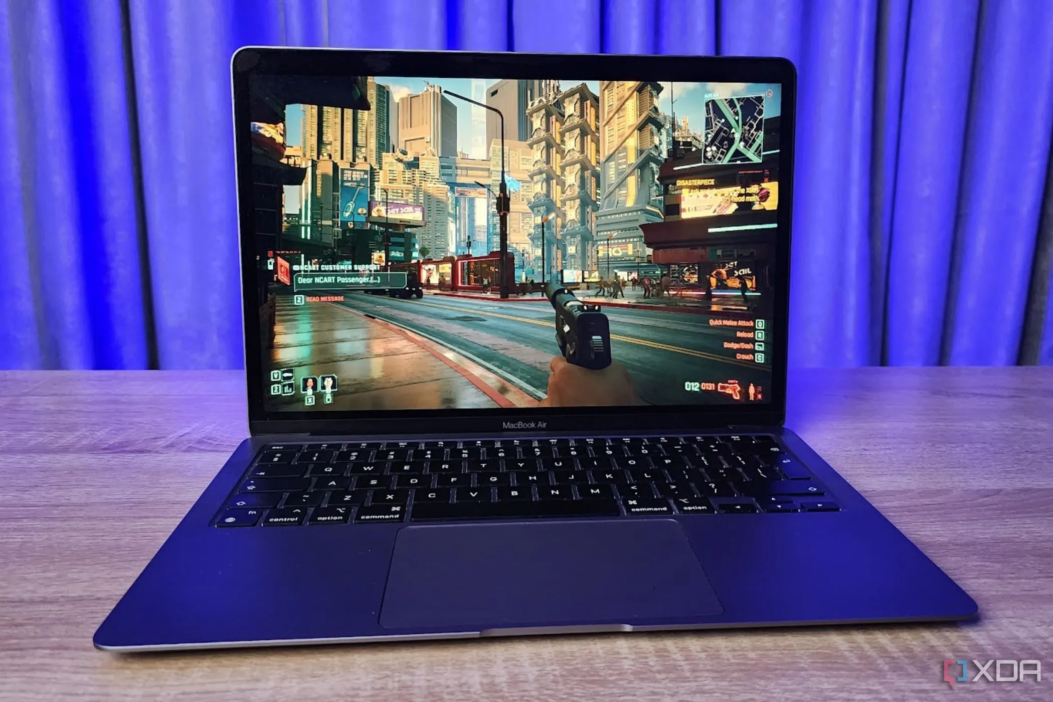 Một chiếc MacBook chạy Cyberpunk 2077 thông qua Game Porting Kit và Rosetta 2