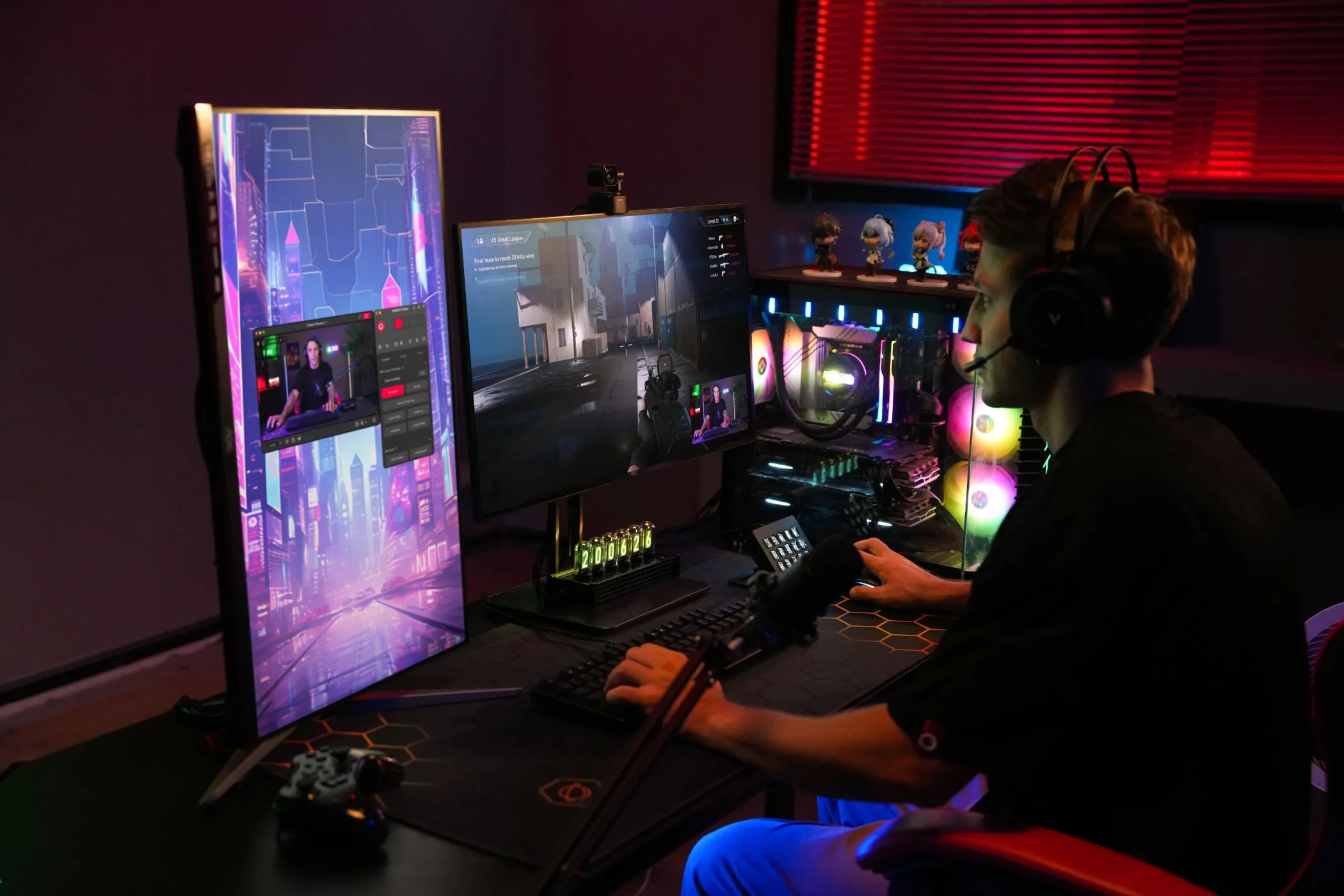 Một game thủ đang tập trung chơi game trên màn hình máy tính với hệ điều hành Linux, minh họa trải nghiệm gaming mượt mà nhờ các lớp tương thích như Proton.