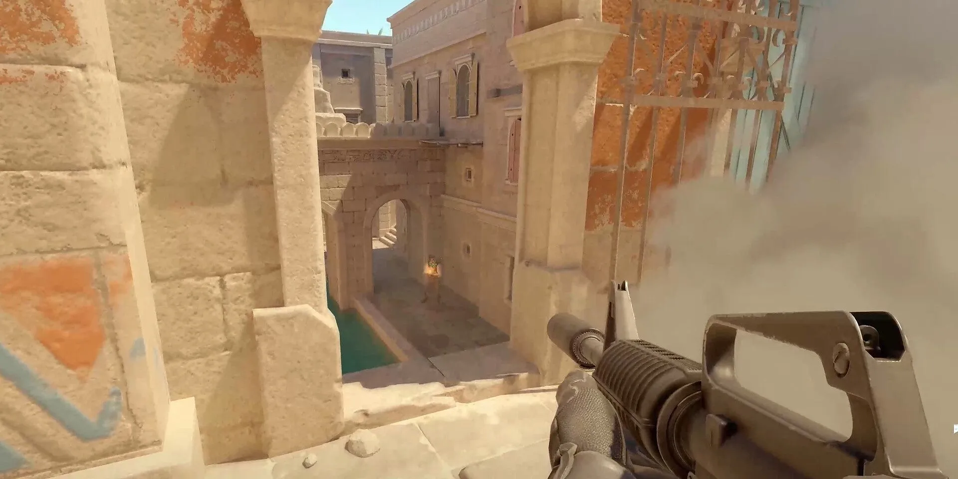 Một người chơi Counter-Strike 2 đang nhắm bắn với khẩu súng trường, minh họa sự đơn giản trong lối chơi so với các game như Valorant.