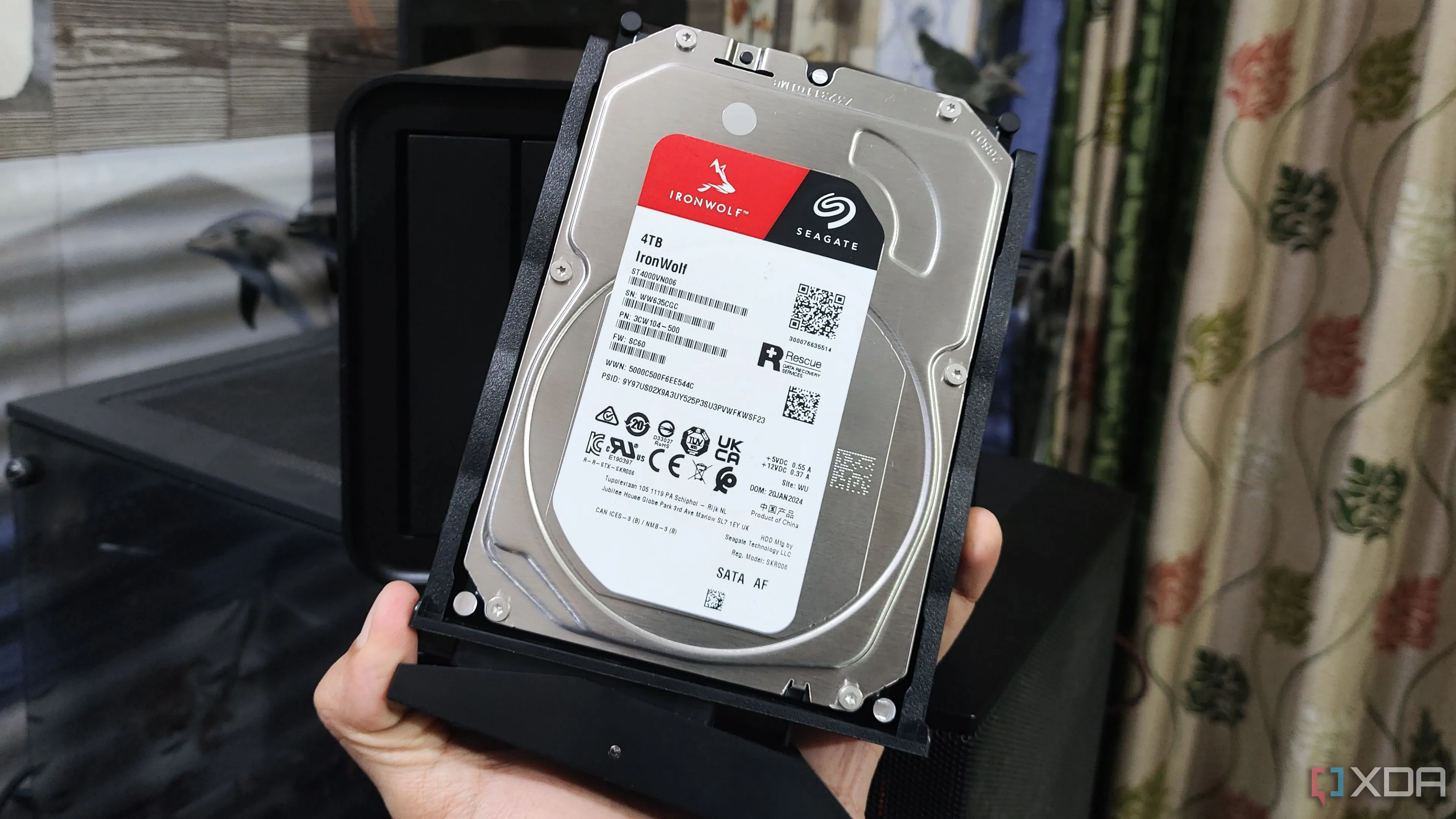 Một người đang cầm ổ cứng HDD Seagate, biểu tượng của lưu trữ truyền thống