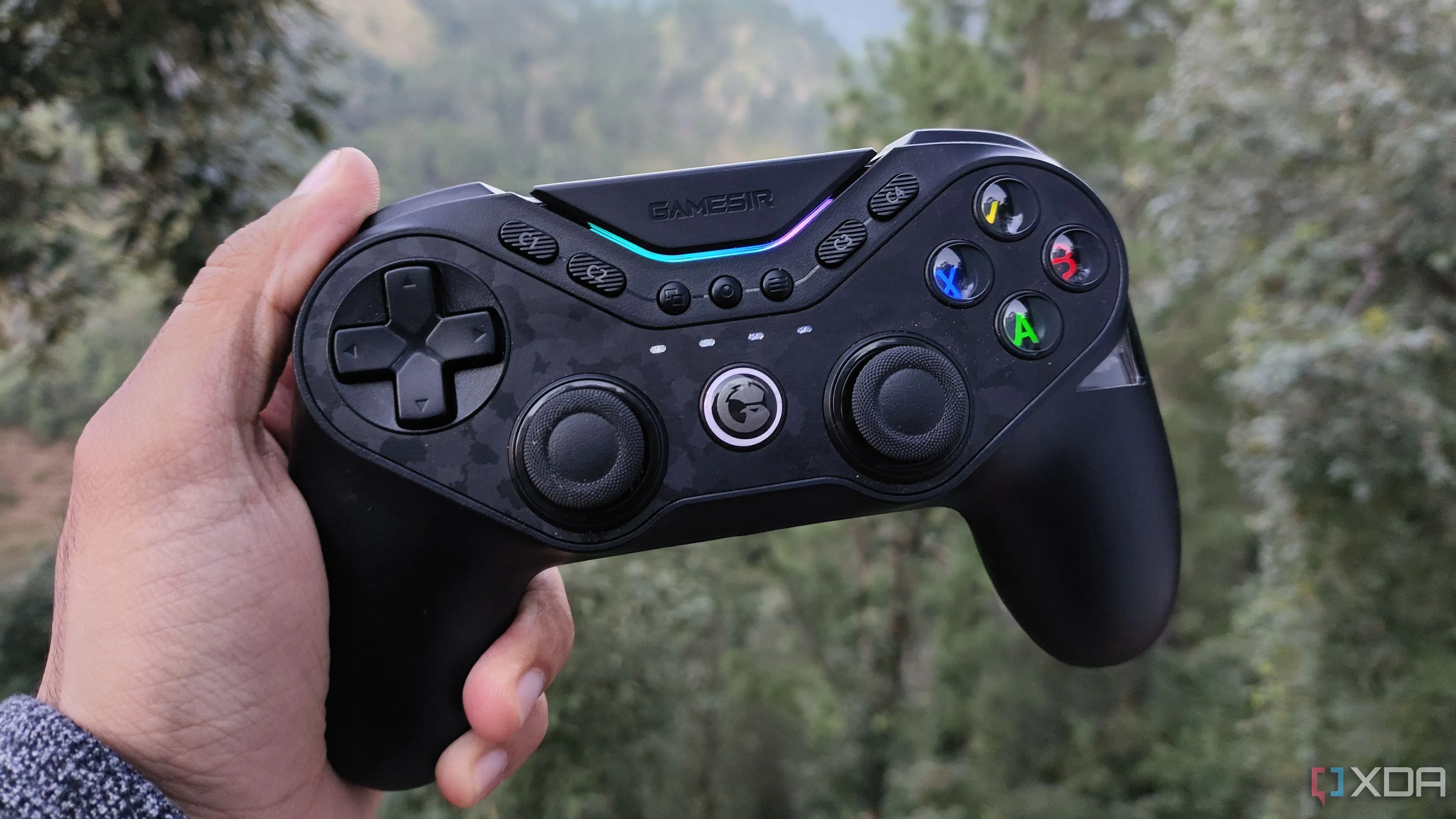 Một người đang cầm tay cầm chơi game GameSir Tarantula Pro, biểu tượng cho trải nghiệm chơi game giả lập và tương lai phát triển của ngành này.