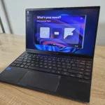 Một người đang thiết lập trình duyệt Opera trên laptop, biểu tượng của sự lựa chọn trình duyệt thay thế Microsoft Edge