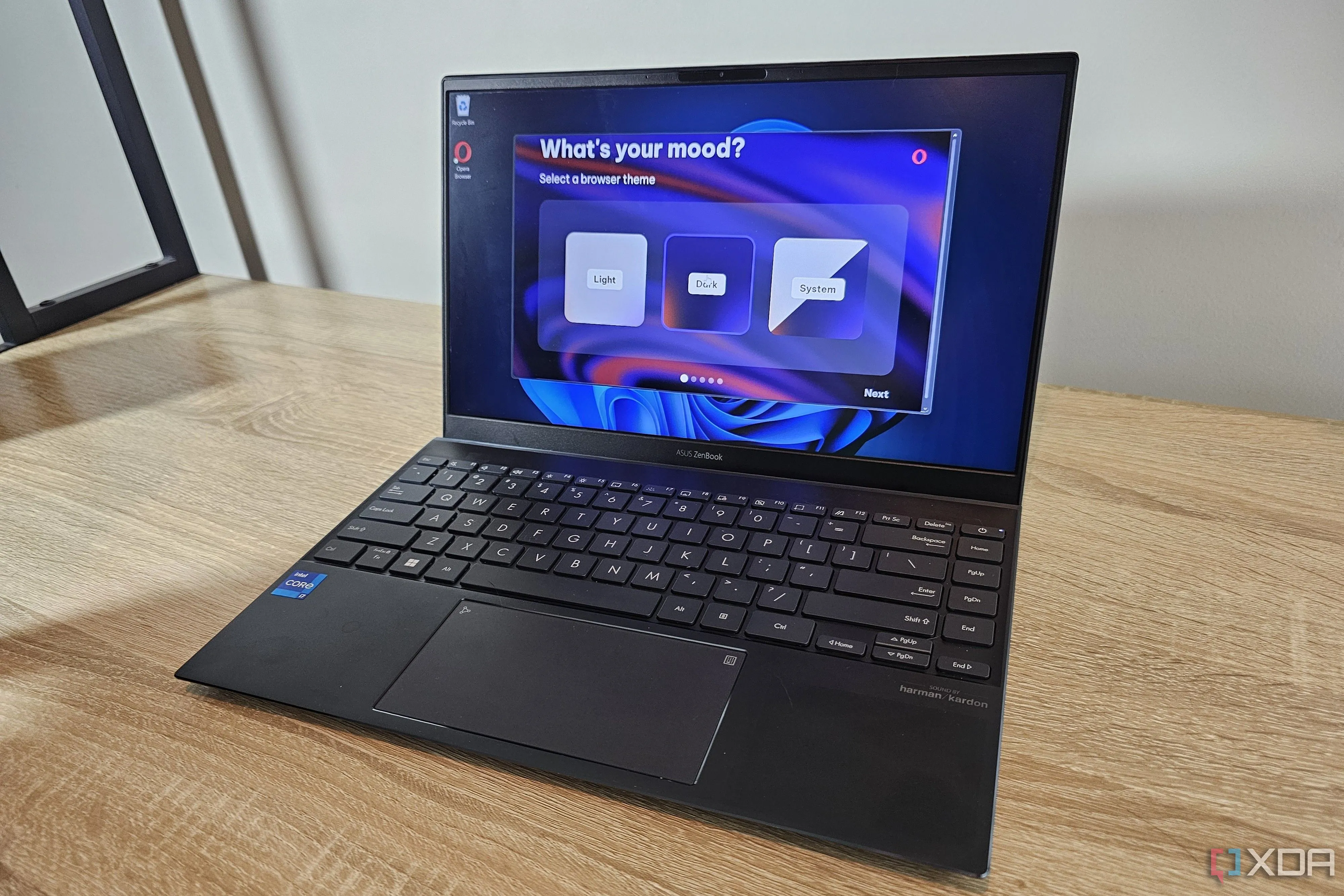 Một người đang thiết lập trình duyệt Opera trên laptop, biểu tượng của sự lựa chọn trình duyệt thay thế Microsoft Edge