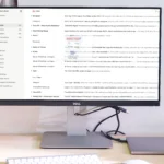 Một người dùng cân nhắc thay thế ứng dụng Microsoft Outlook bằng nền tảng email khác, minh họa xu hướng tìm kiếm lựa chọn thay thế cho phần mềm quản lý email truyền thống.