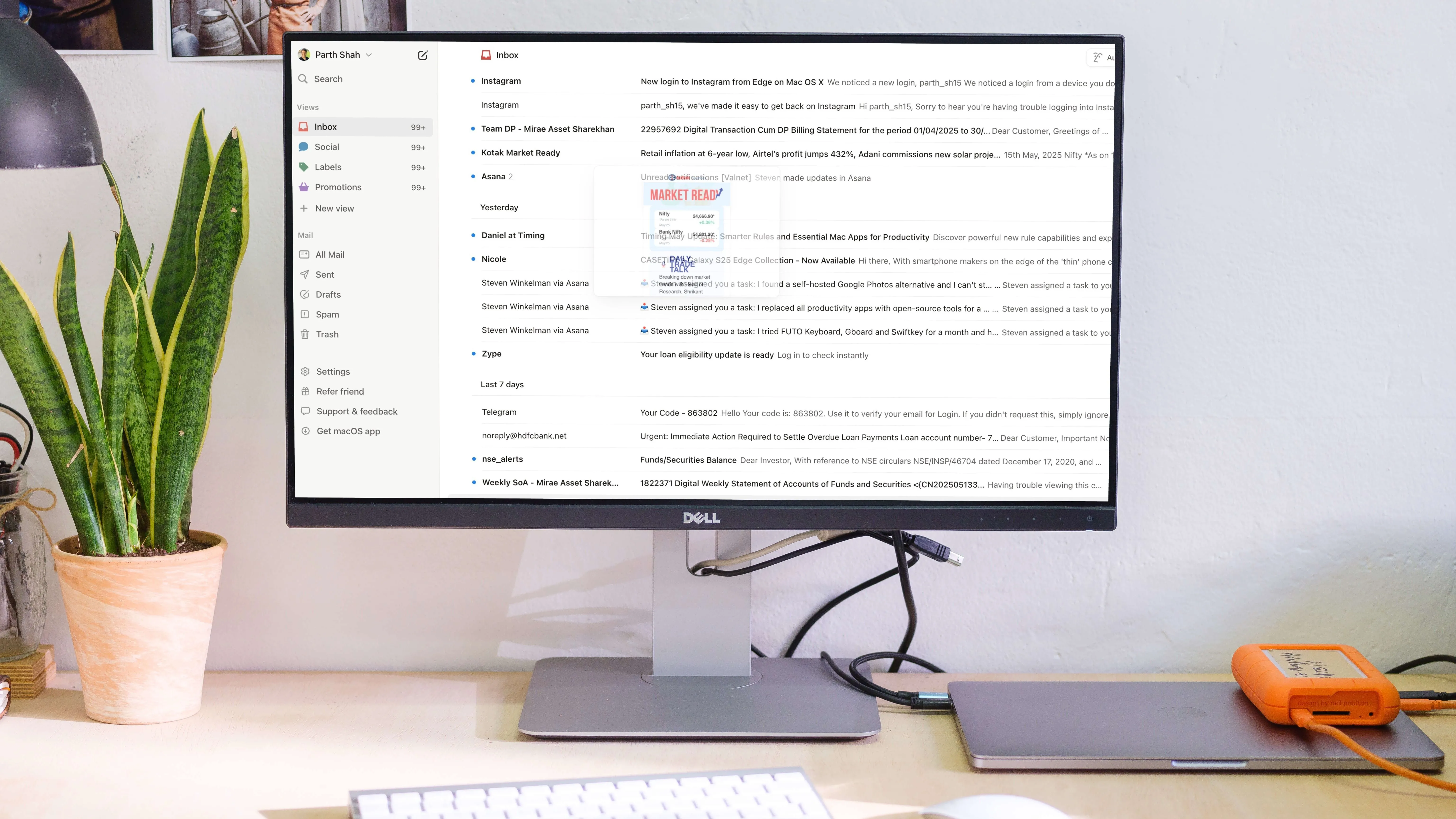 Một người dùng cân nhắc thay thế ứng dụng Microsoft Outlook bằng nền tảng email khác, minh họa xu hướng tìm kiếm lựa chọn thay thế cho phần mềm quản lý email truyền thống.