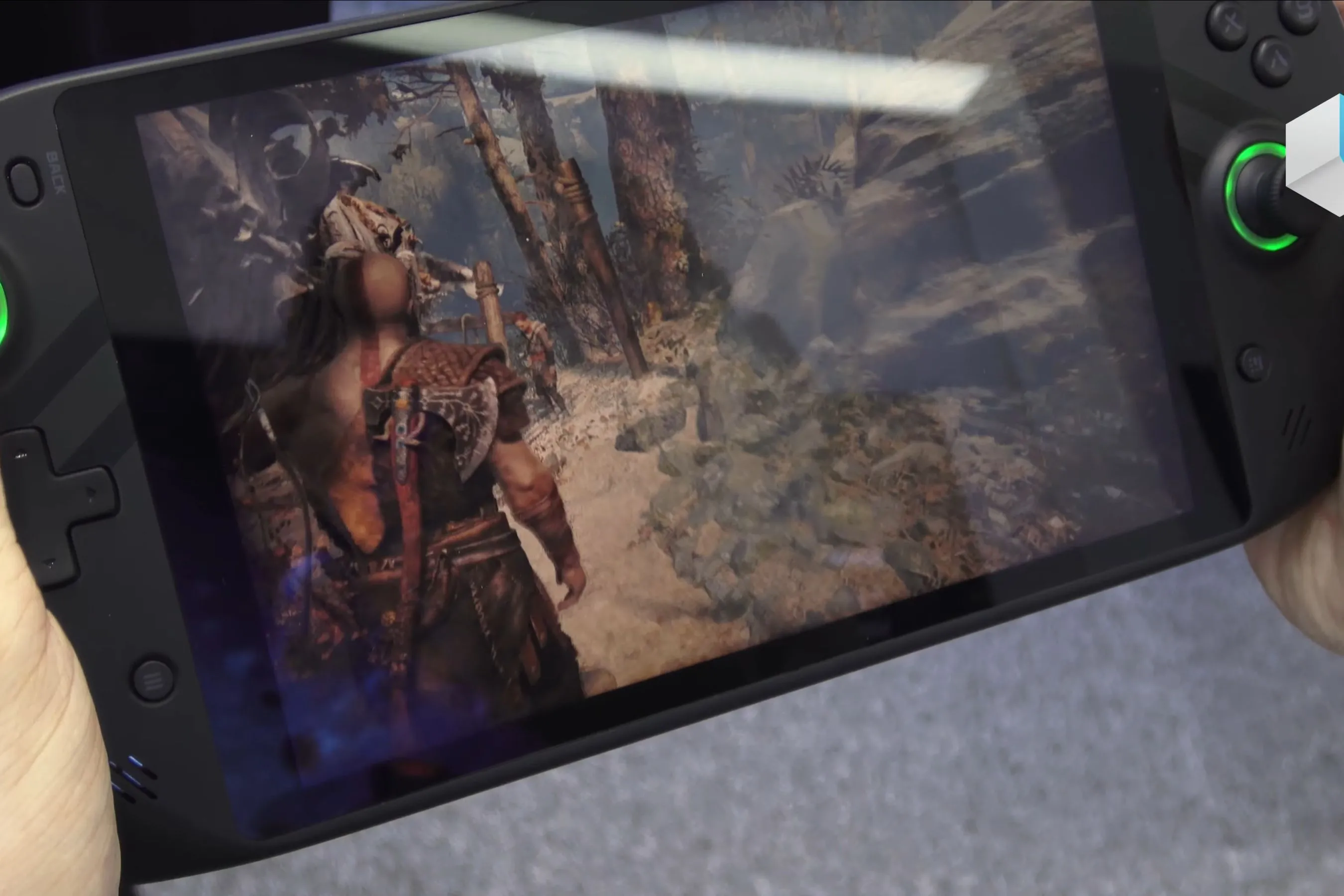 Một thiết bị PC gaming cầm tay đang chạy God of War, minh họa khả năng chơi game AAA trên nền tảng di động