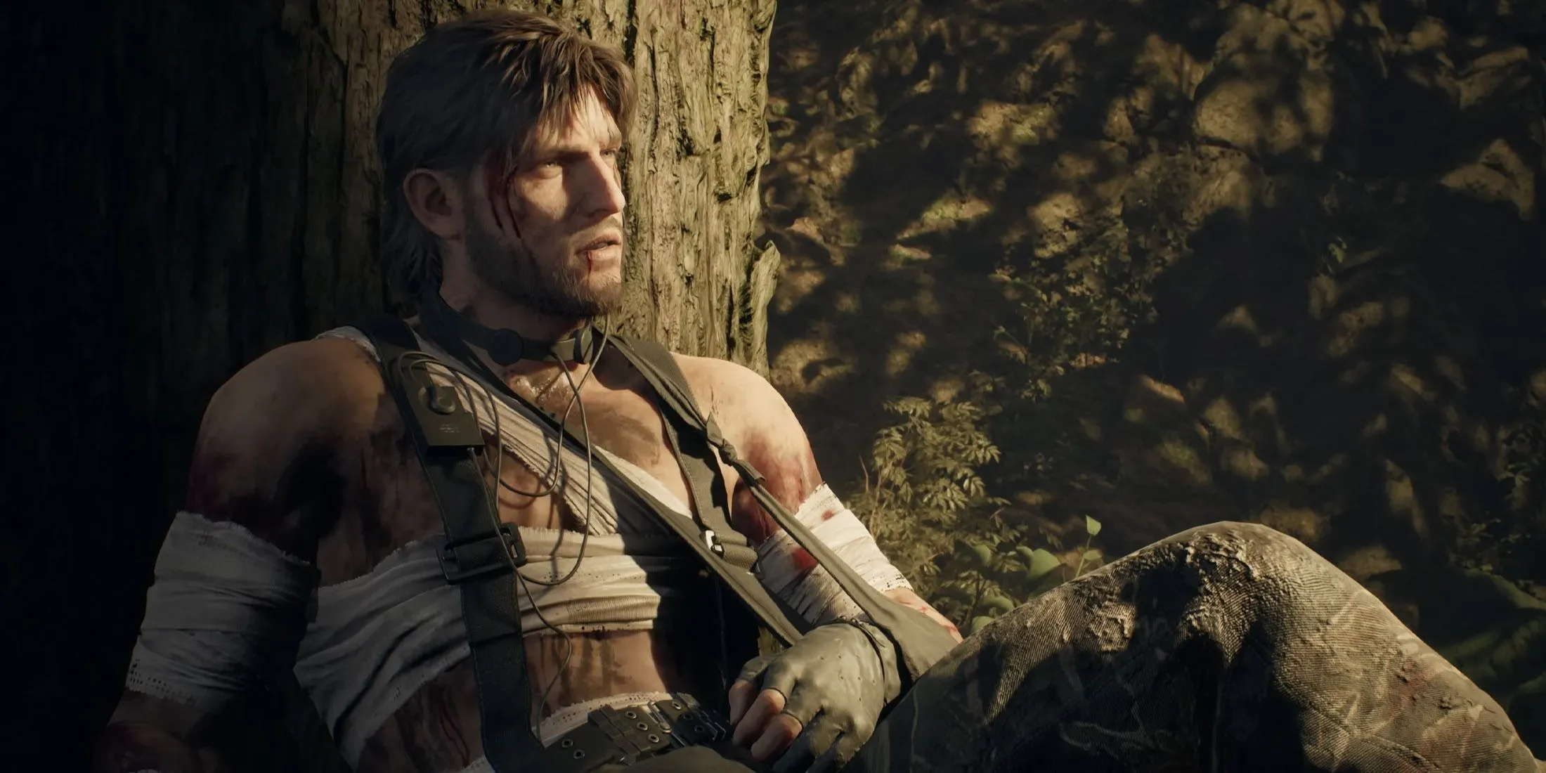 Naked Snake ẩn mình trong tán lá rừng, thể hiện kỹ năng lén lút bậc thầy.