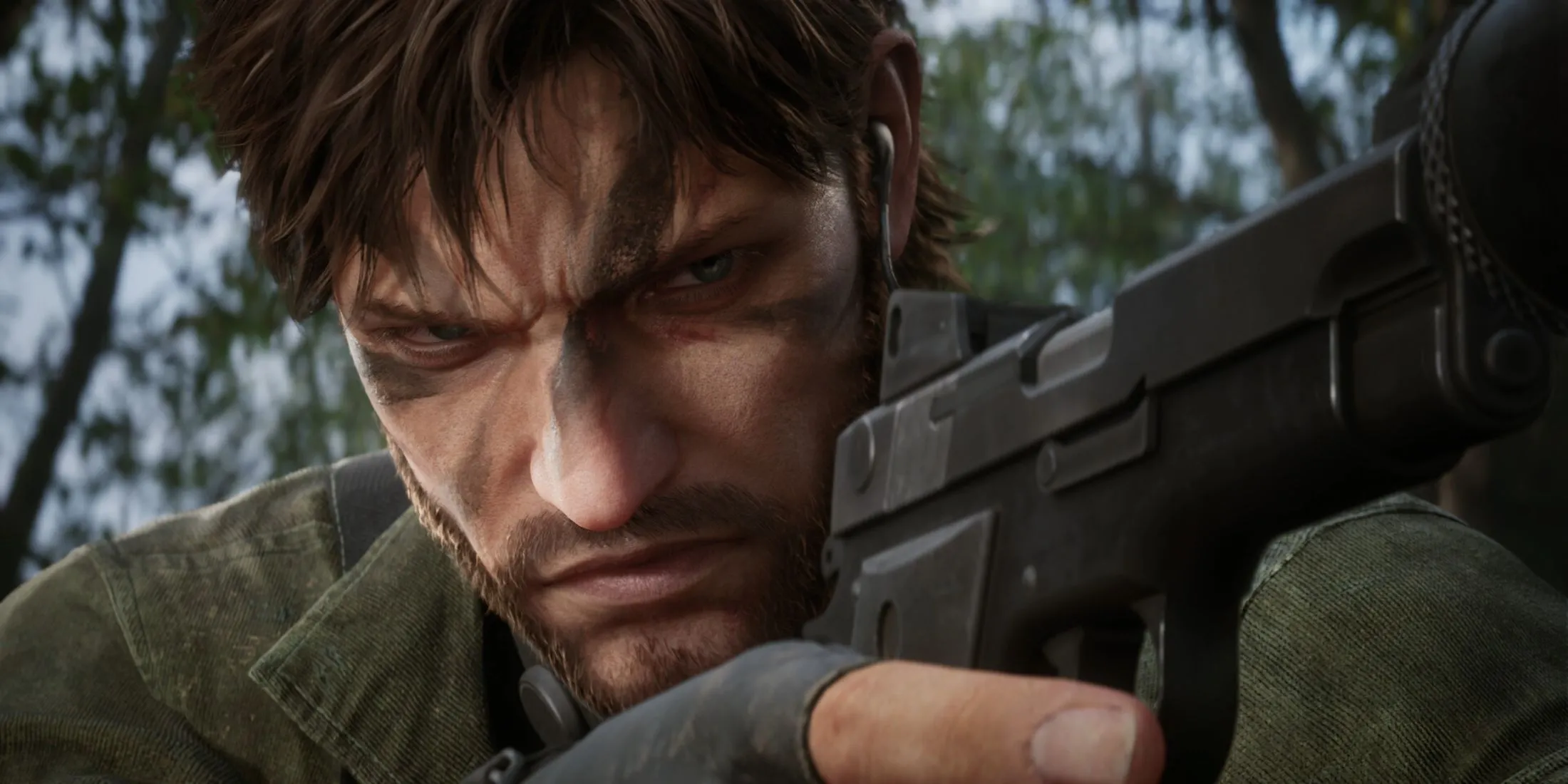 Naked Snake đang di chuyển trong rừng rậm, thể hiện cảnh quan chi tiết của Metal Gear Solid Delta: Snake Eater.