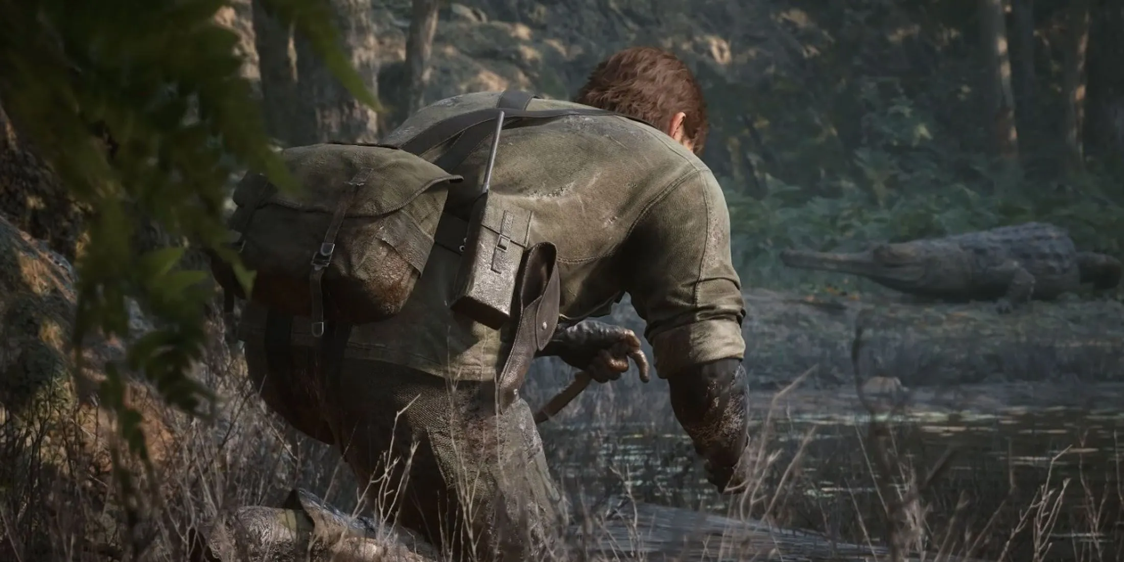 Naked Snake đang lén lút qua một khu rừng trong Metal Gear Solid Delta: Snake Eater.