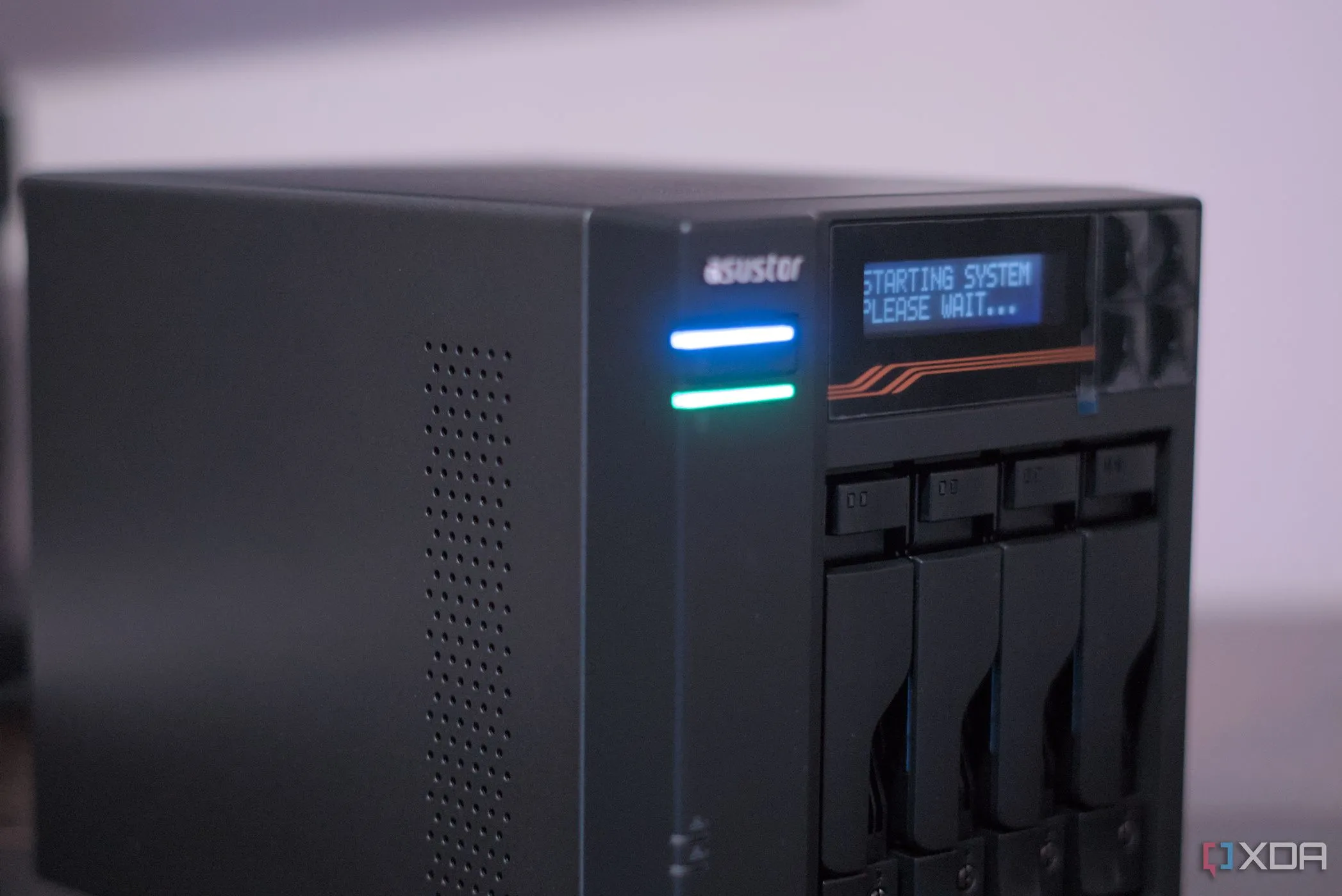 NAS Asustor AS6804T nhìn từ phía trước