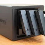 NAS Synology DS925+ với các khay ổ đĩa mở ra