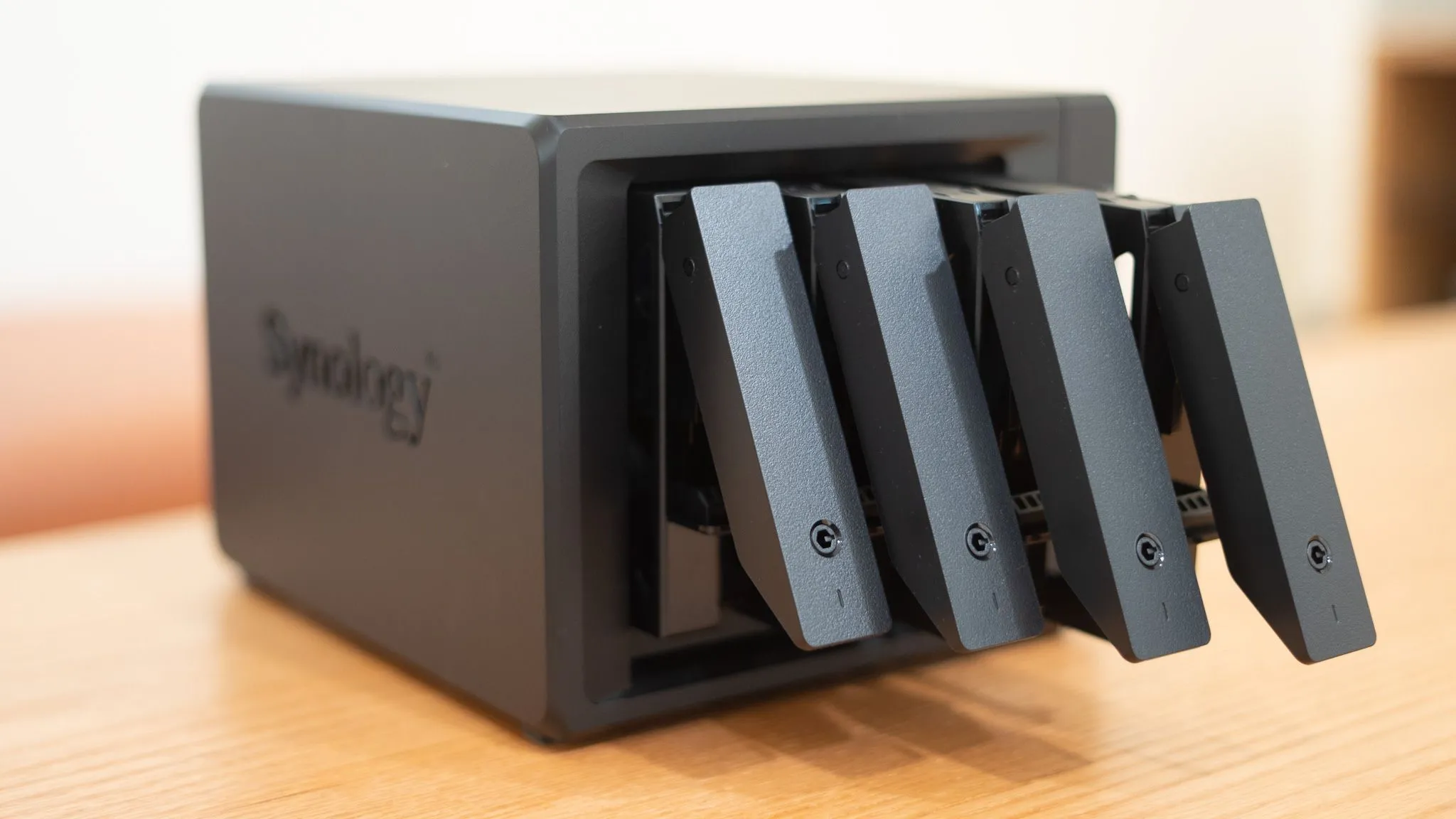 NAS Synology DS925+ với các khay ổ đĩa mở