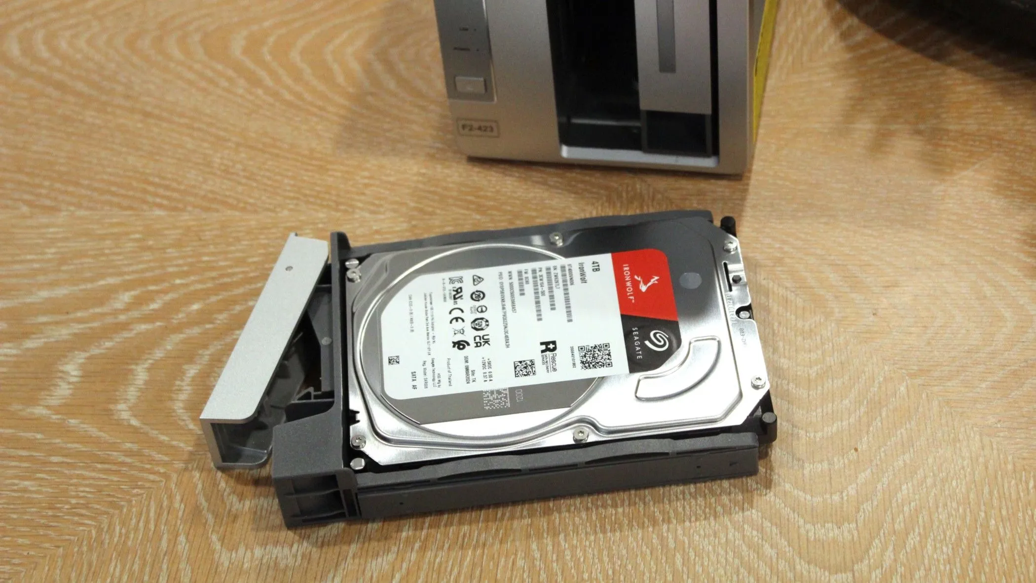 NAS TerraMaster F2-423 với ổ cứng Seagate đang hoạt động