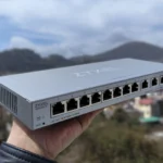 Người cầm thiết bị chuyển mạch mạng Zyxel, minh họa thiết bị mạng chuyên dụng cho phân đoạn mạng.